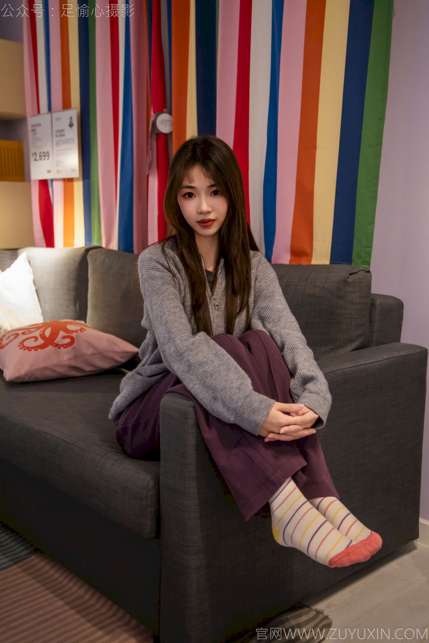 软软灰色针织开衫慵懒风‌穿搭写真