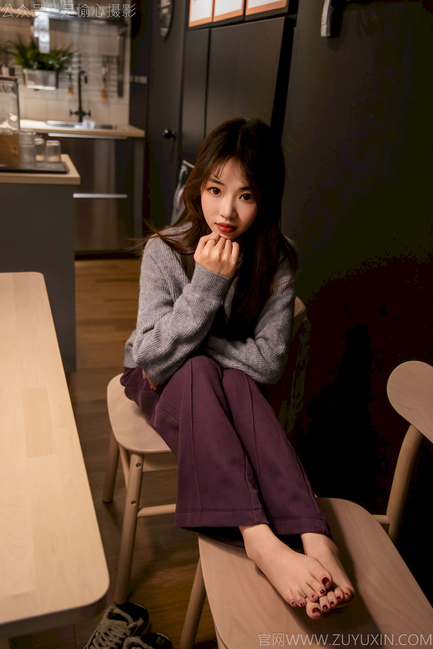 软软灰色针织开衫慵懒风‌穿搭写真