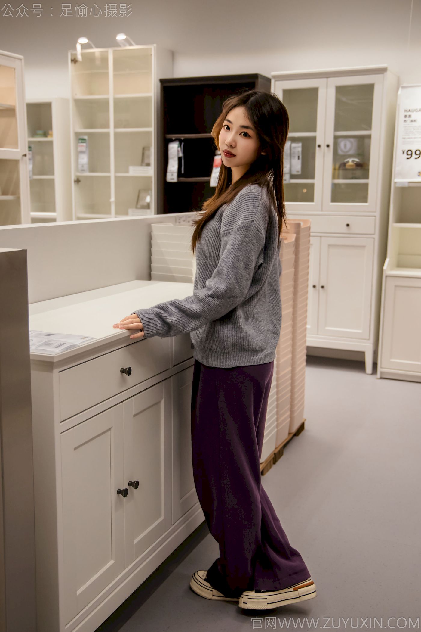 软软灰色针织开衫慵懒风‌穿搭写真