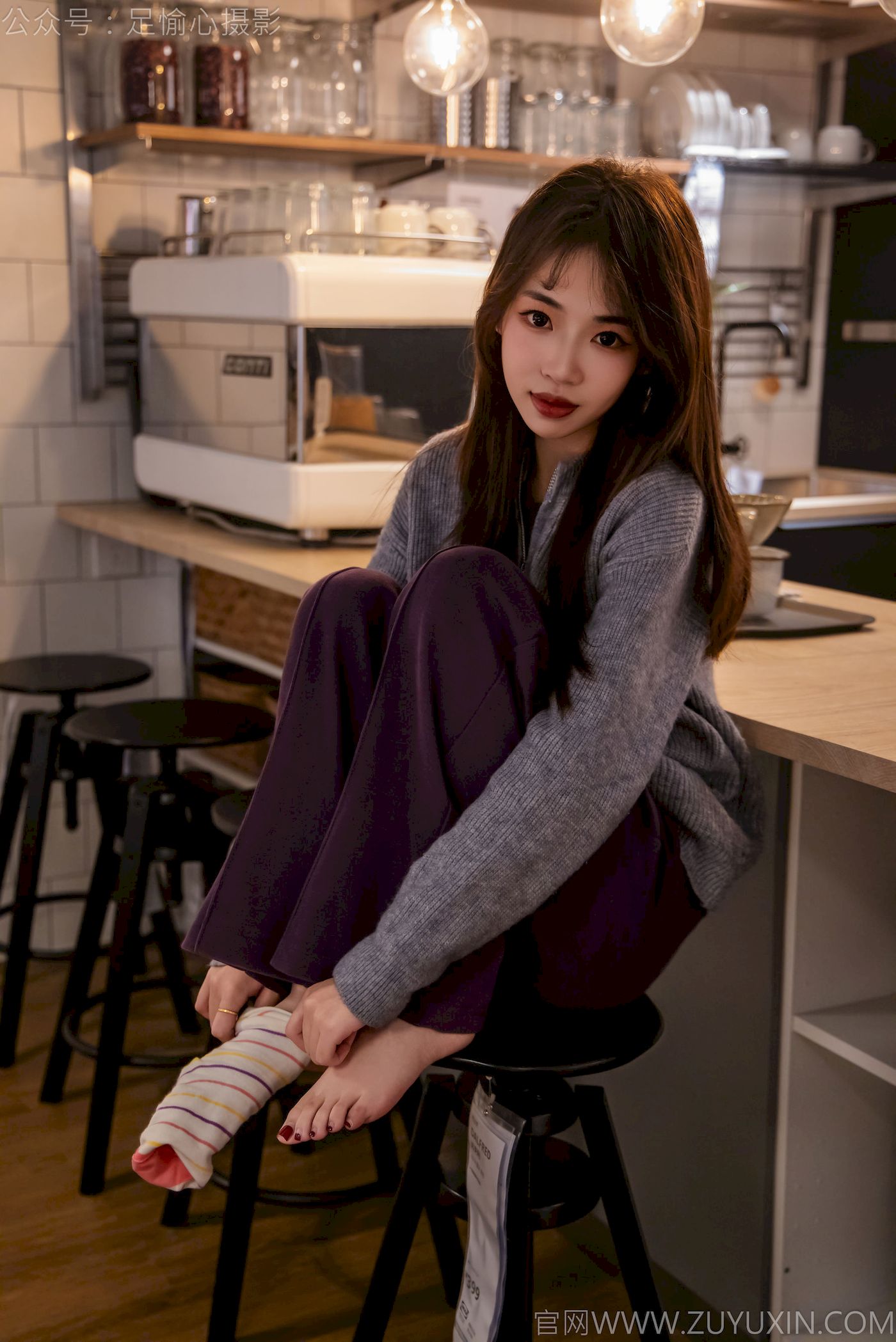 软软灰色针织开衫慵懒风‌穿搭写真