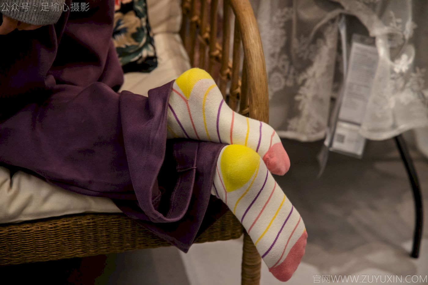 软软灰色针织开衫慵懒风‌穿搭写真