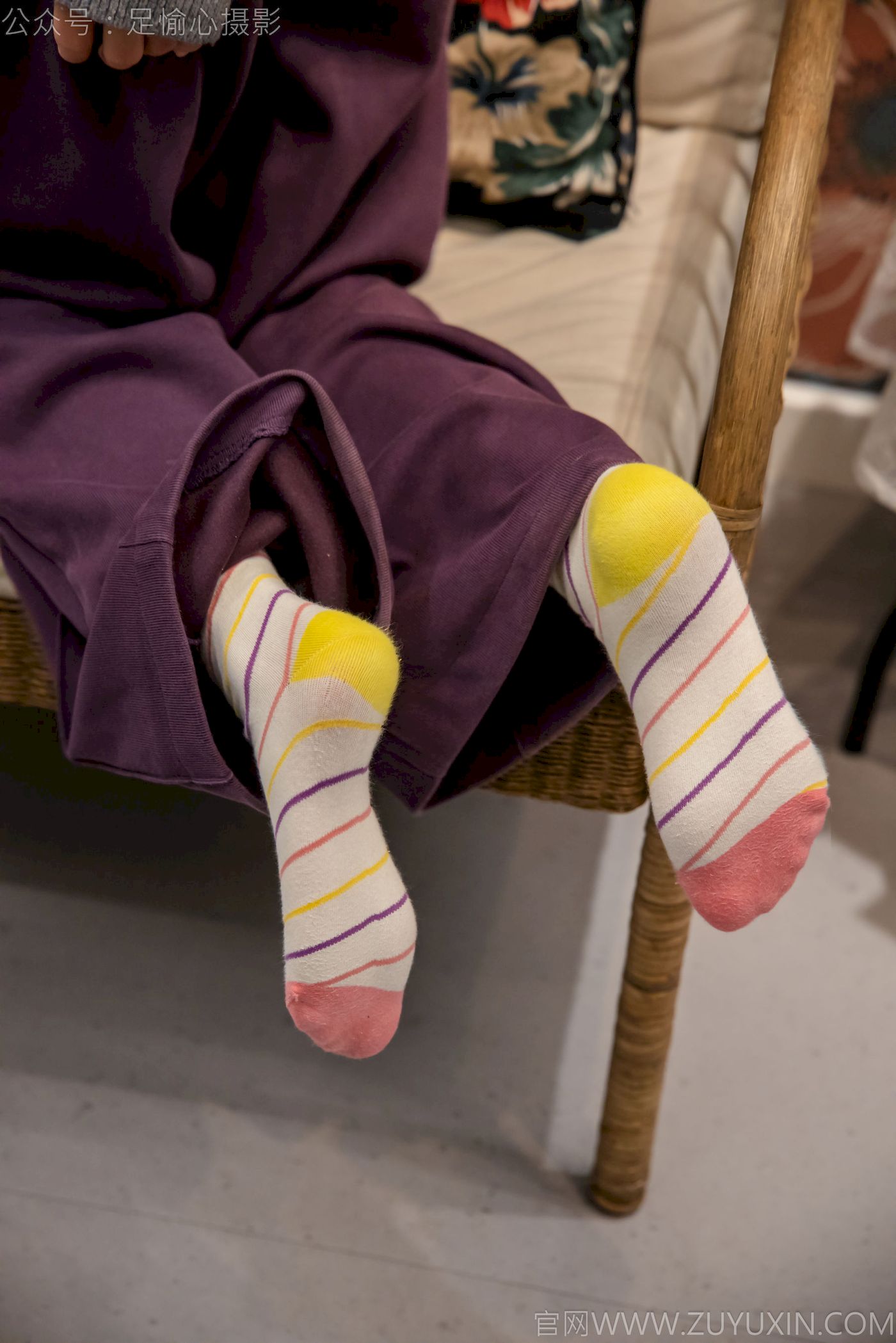 软软灰色针织开衫慵懒风‌穿搭写真