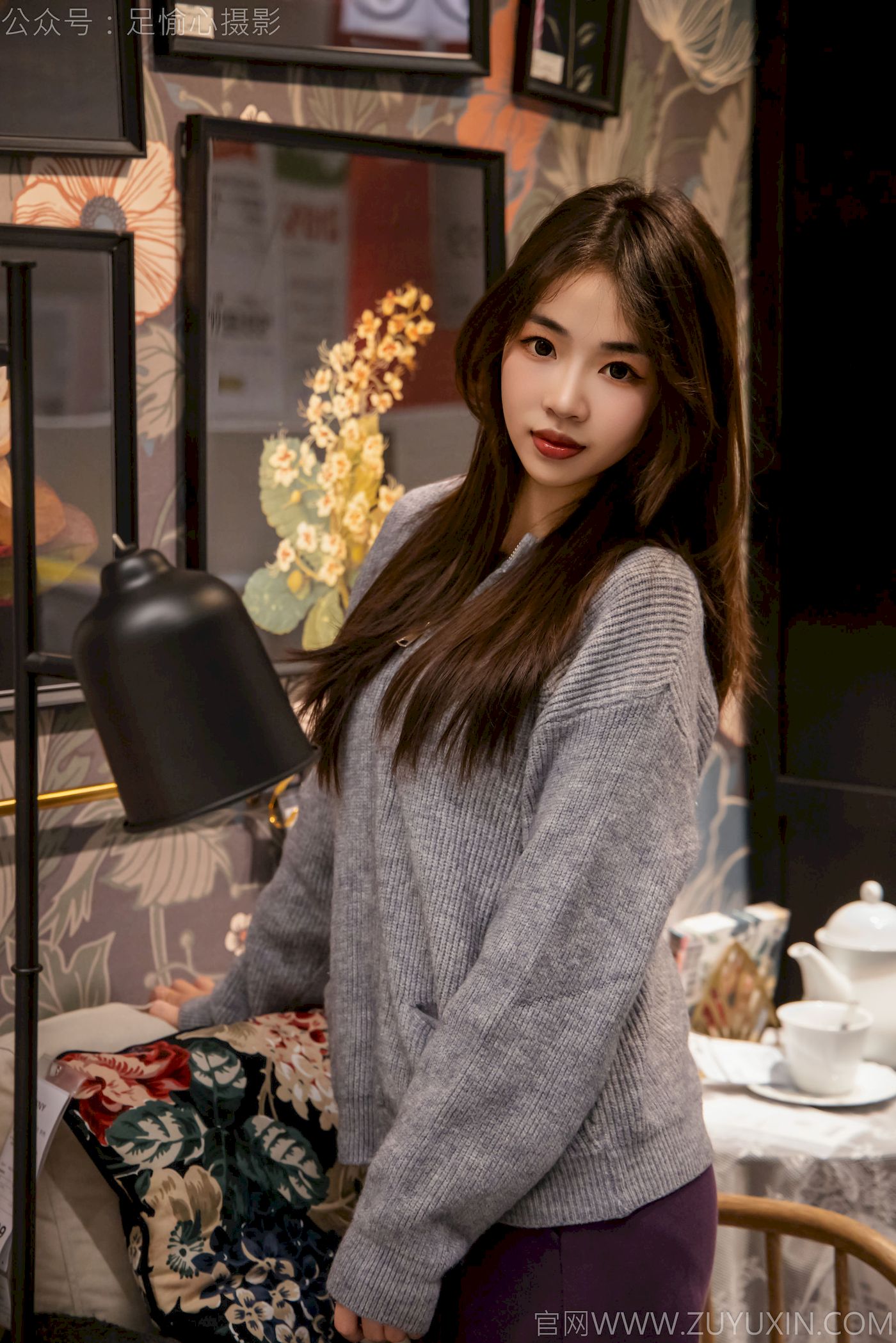 软软灰色针织开衫慵懒风‌穿搭写真