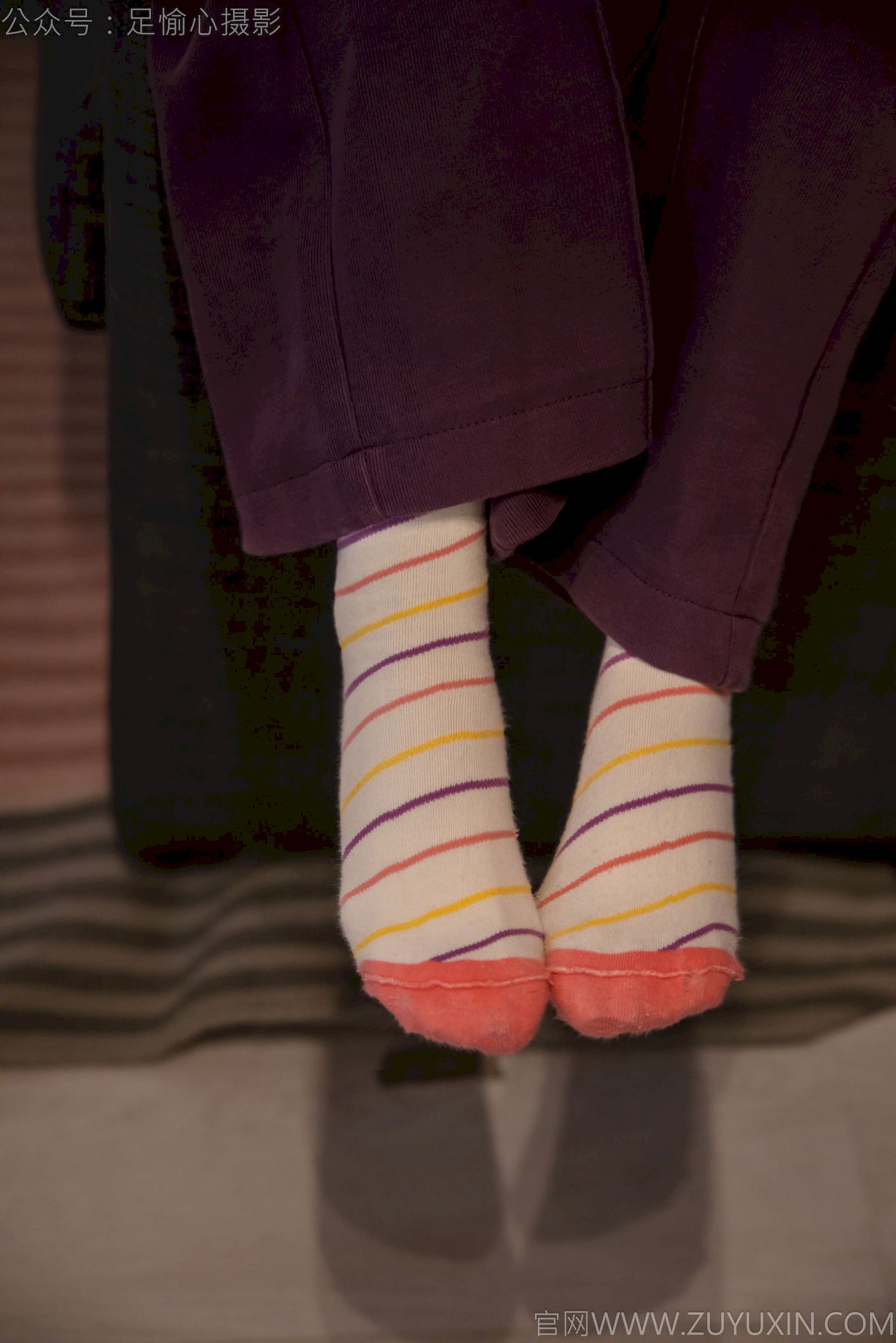 软软灰色针织开衫慵懒风‌穿搭写真