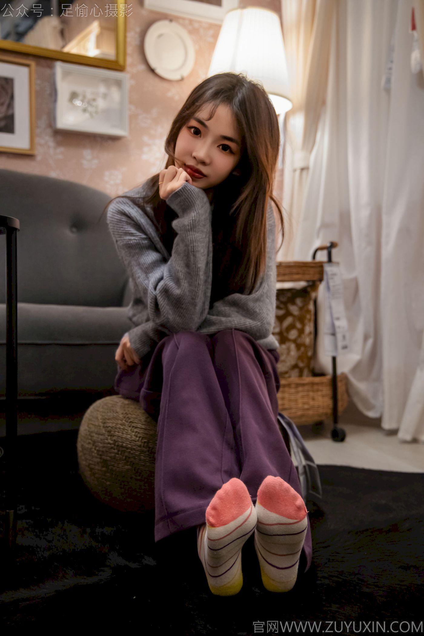 软软灰色针织开衫慵懒风‌穿搭写真