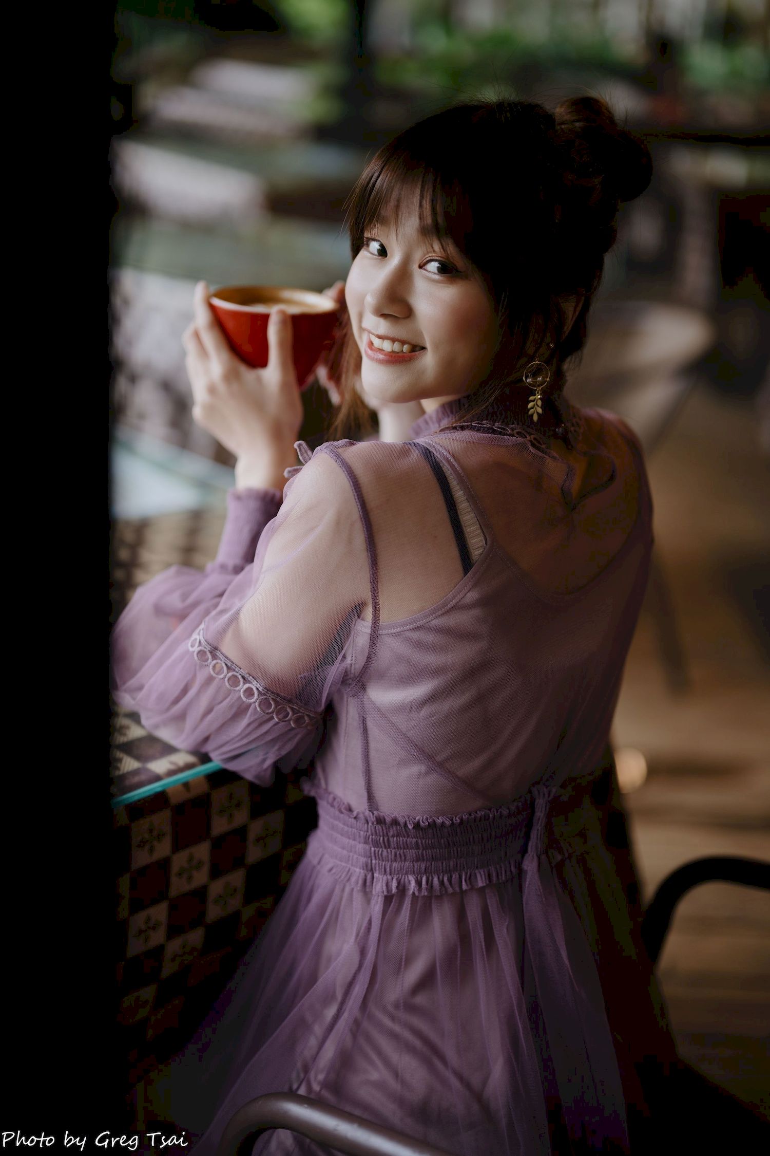 畊畊浅紫色蕾丝上衣花园暖调氛围摄影‌