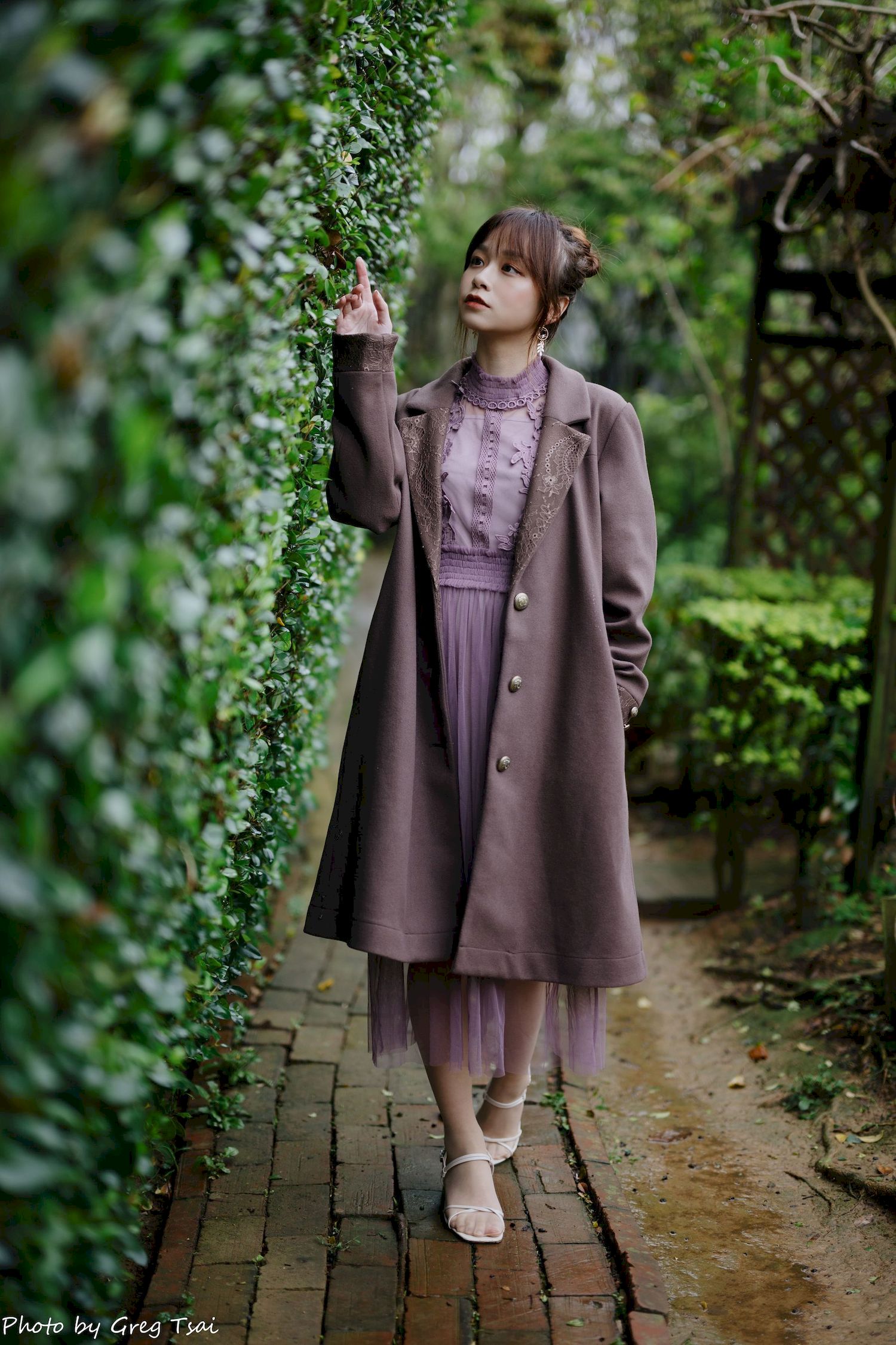 畊畊浅紫色蕾丝上衣花园暖调氛围摄影‌