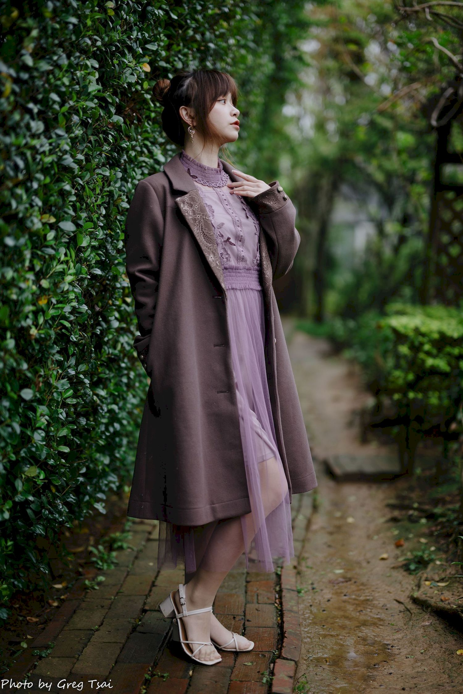 畊畊浅紫色蕾丝上衣花园暖调氛围摄影‌