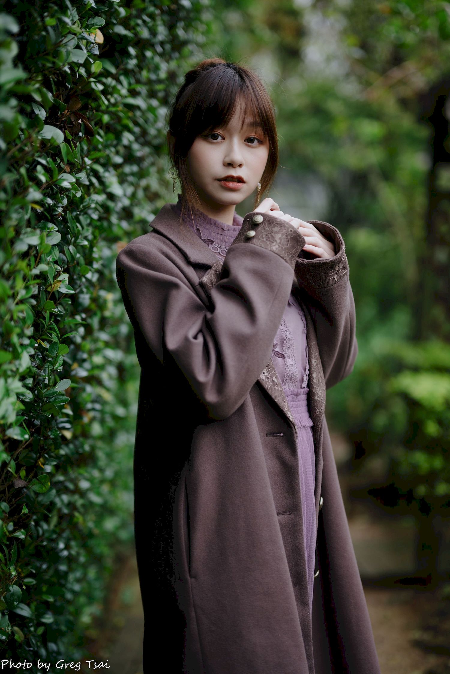 畊畊浅紫色蕾丝上衣花园暖调氛围摄影‌