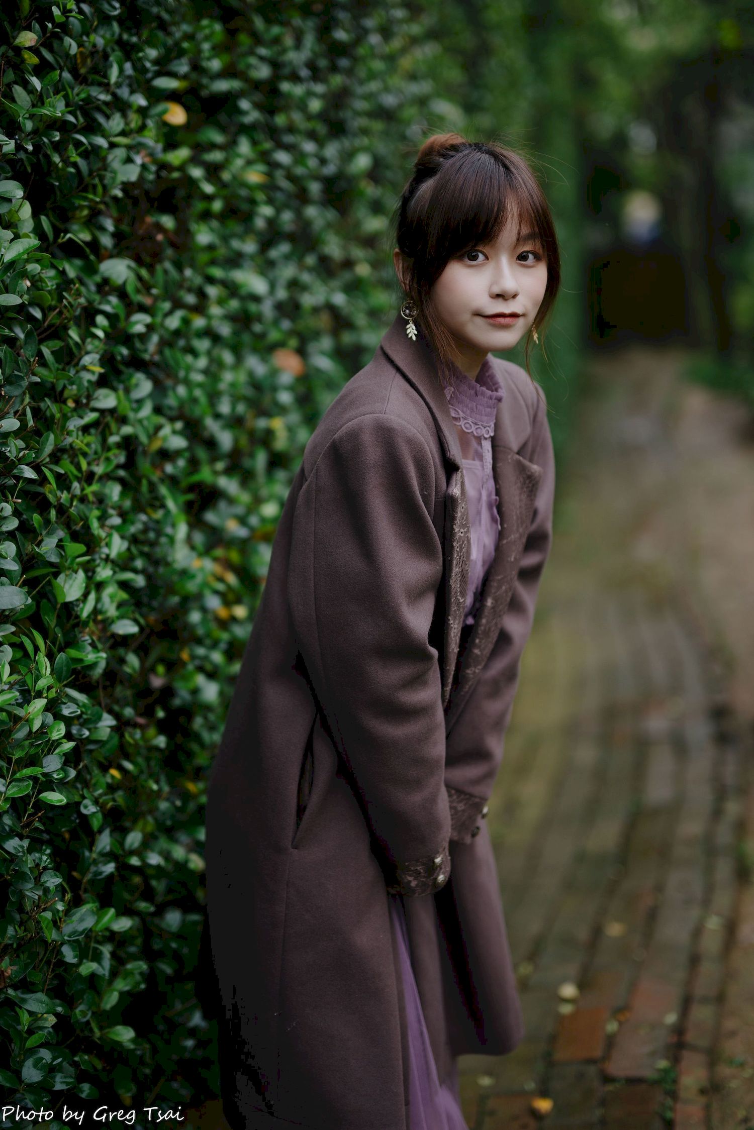 畊畊浅紫色蕾丝上衣花园暖调氛围摄影‌