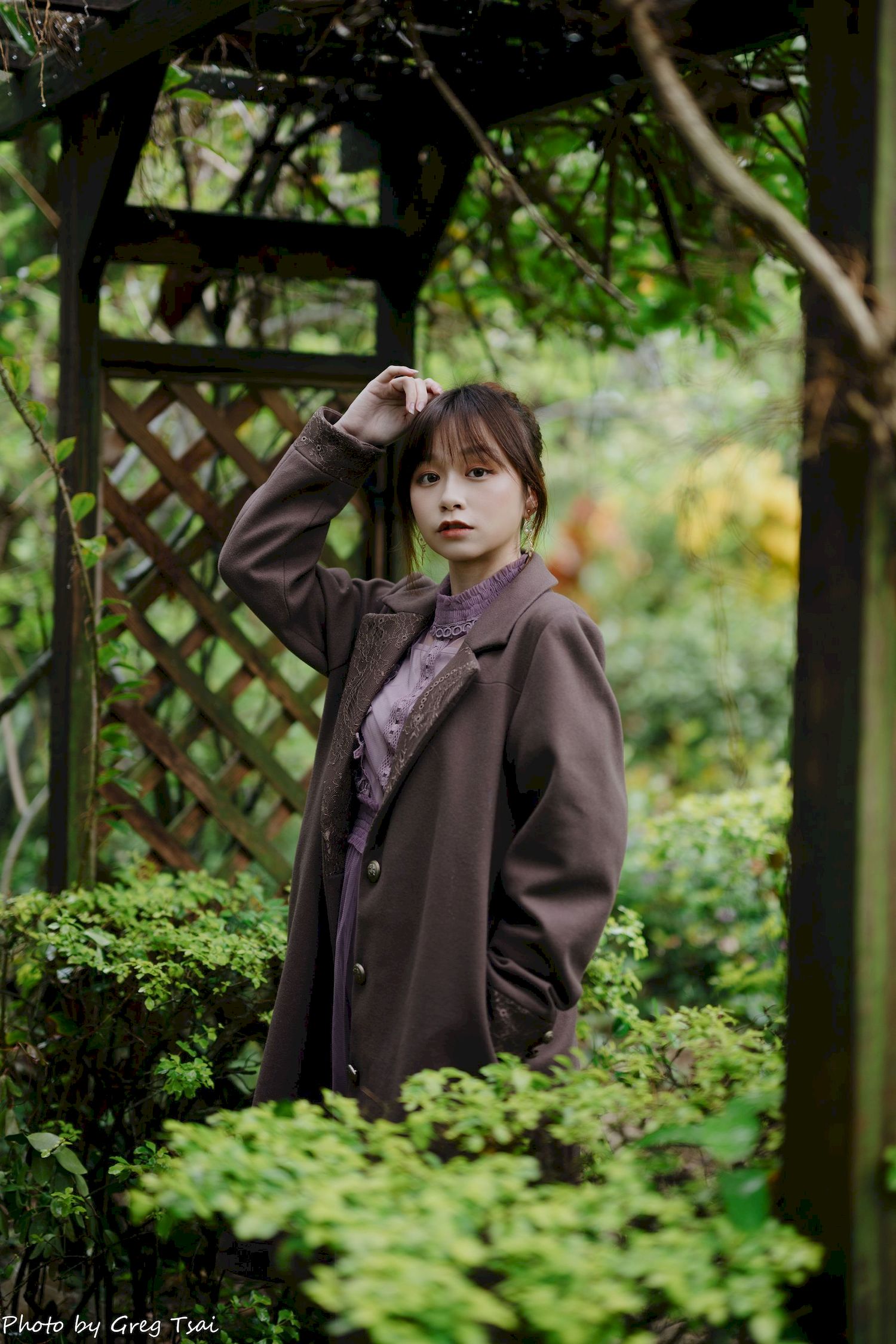 畊畊浅紫色蕾丝上衣花园暖调氛围摄影‌