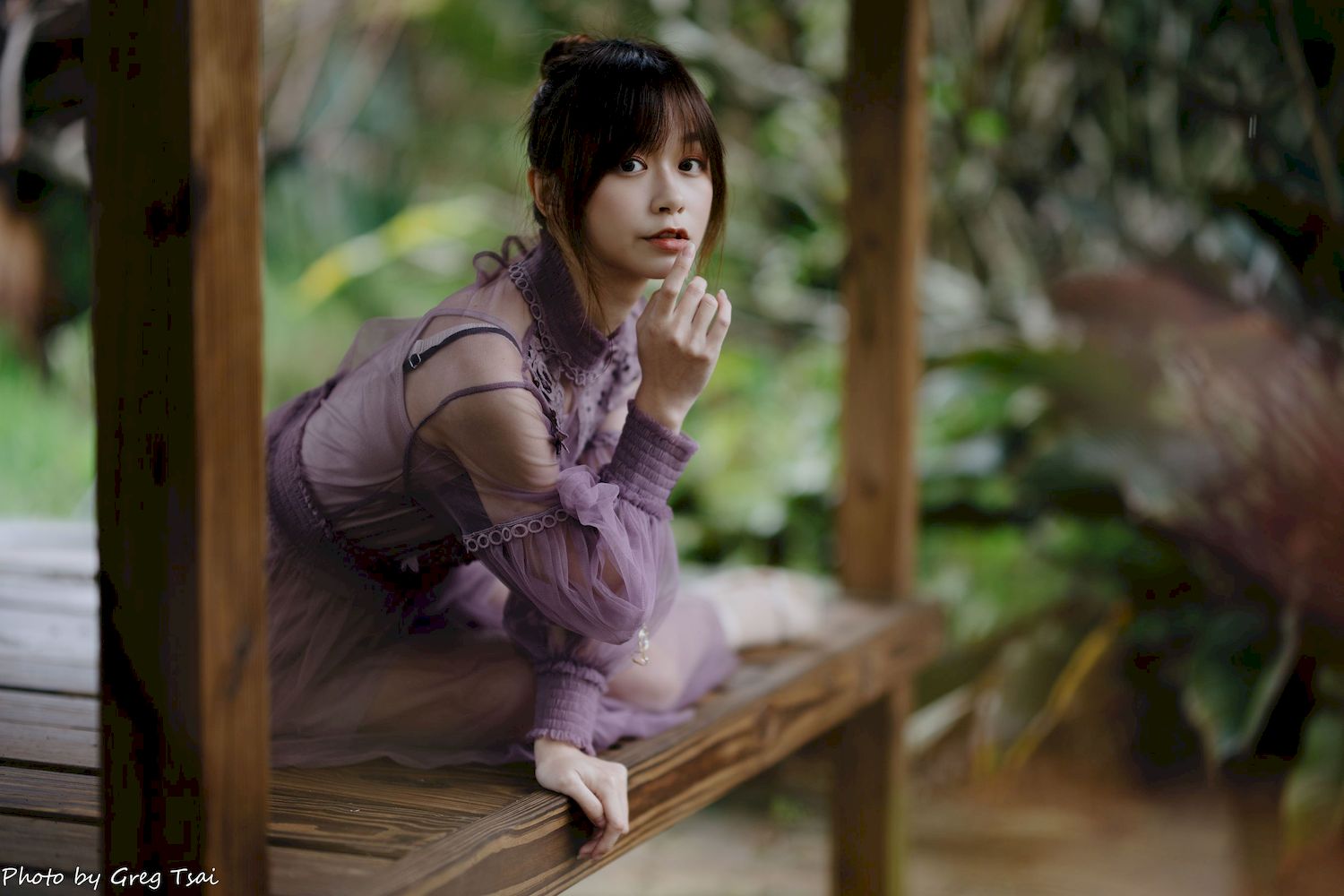 畊畊浅紫色蕾丝上衣花园暖调氛围摄影‌