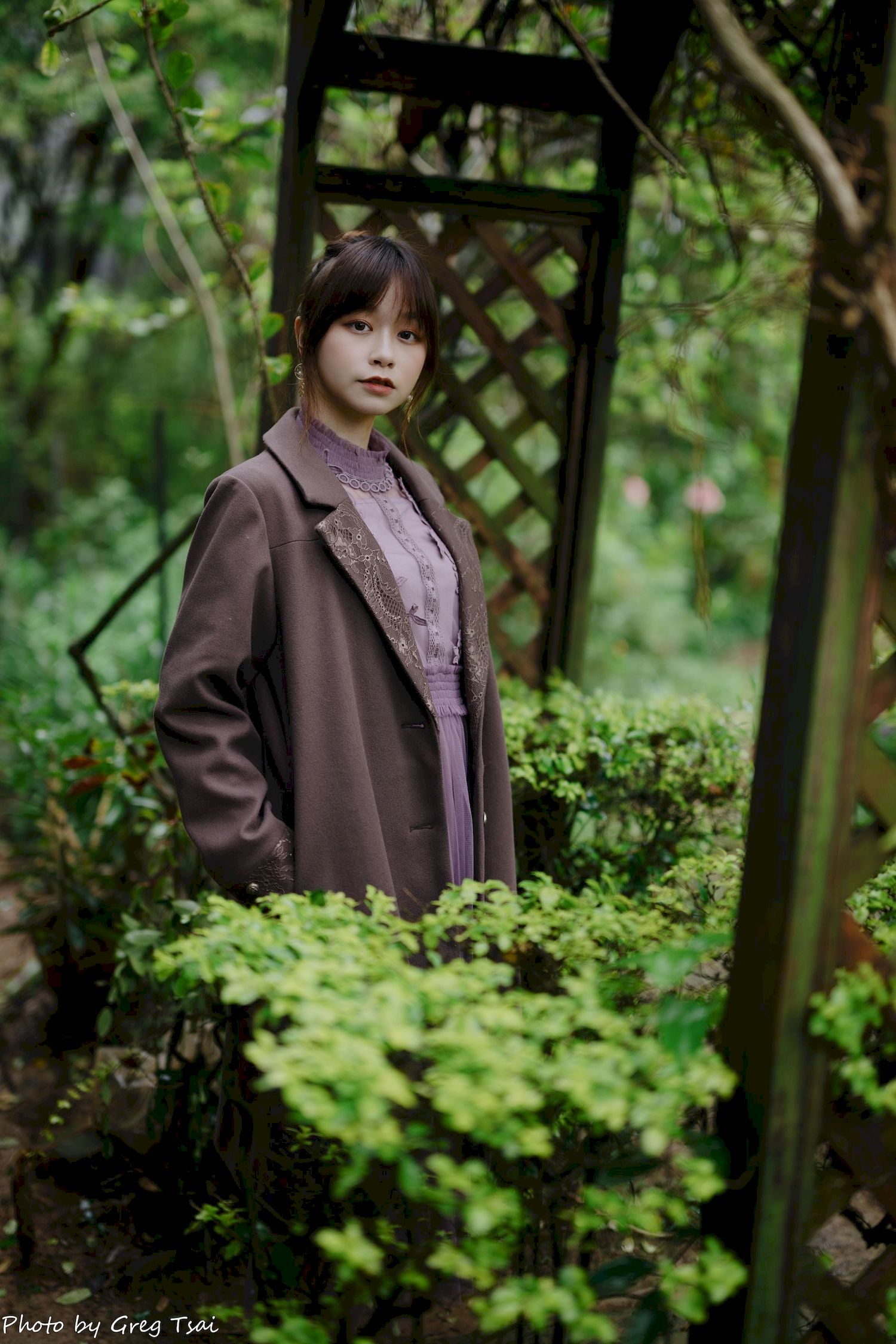 畊畊浅紫色蕾丝上衣花园暖调氛围摄影‌