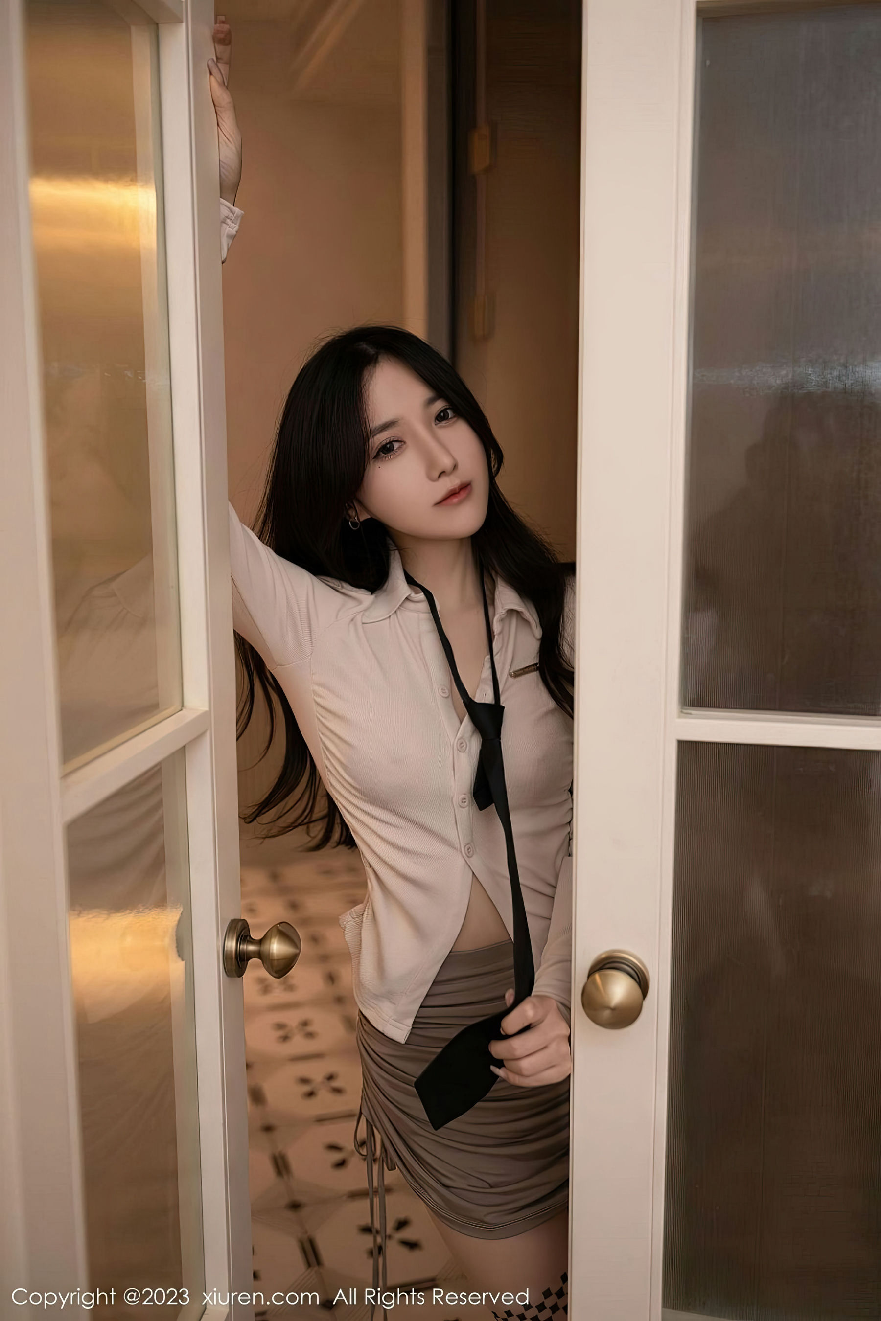 鱼子酱Fish - 米色上衣+灰色短裙性感写真