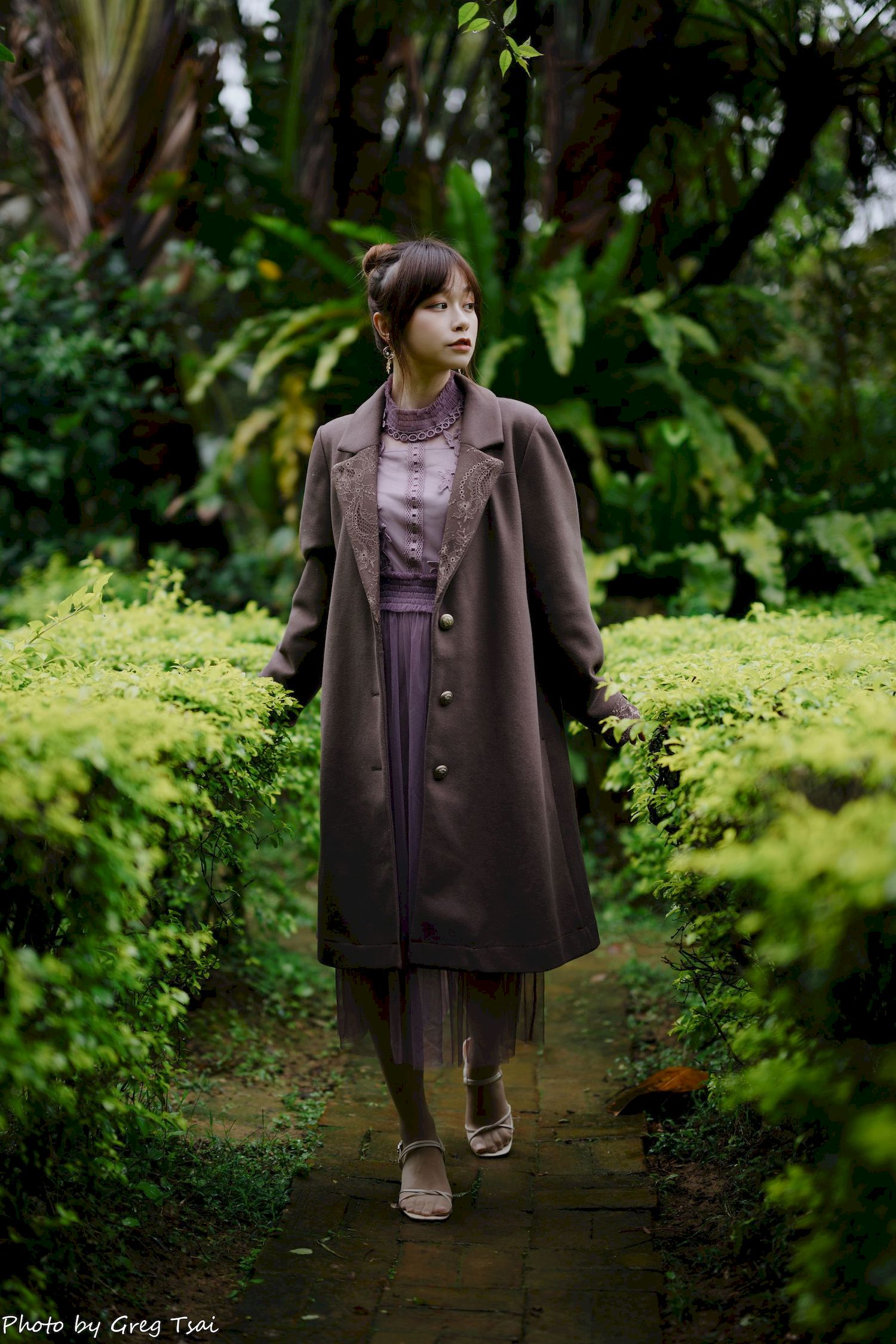 畊畊浅紫色蕾丝上衣花园暖调氛围摄影‌