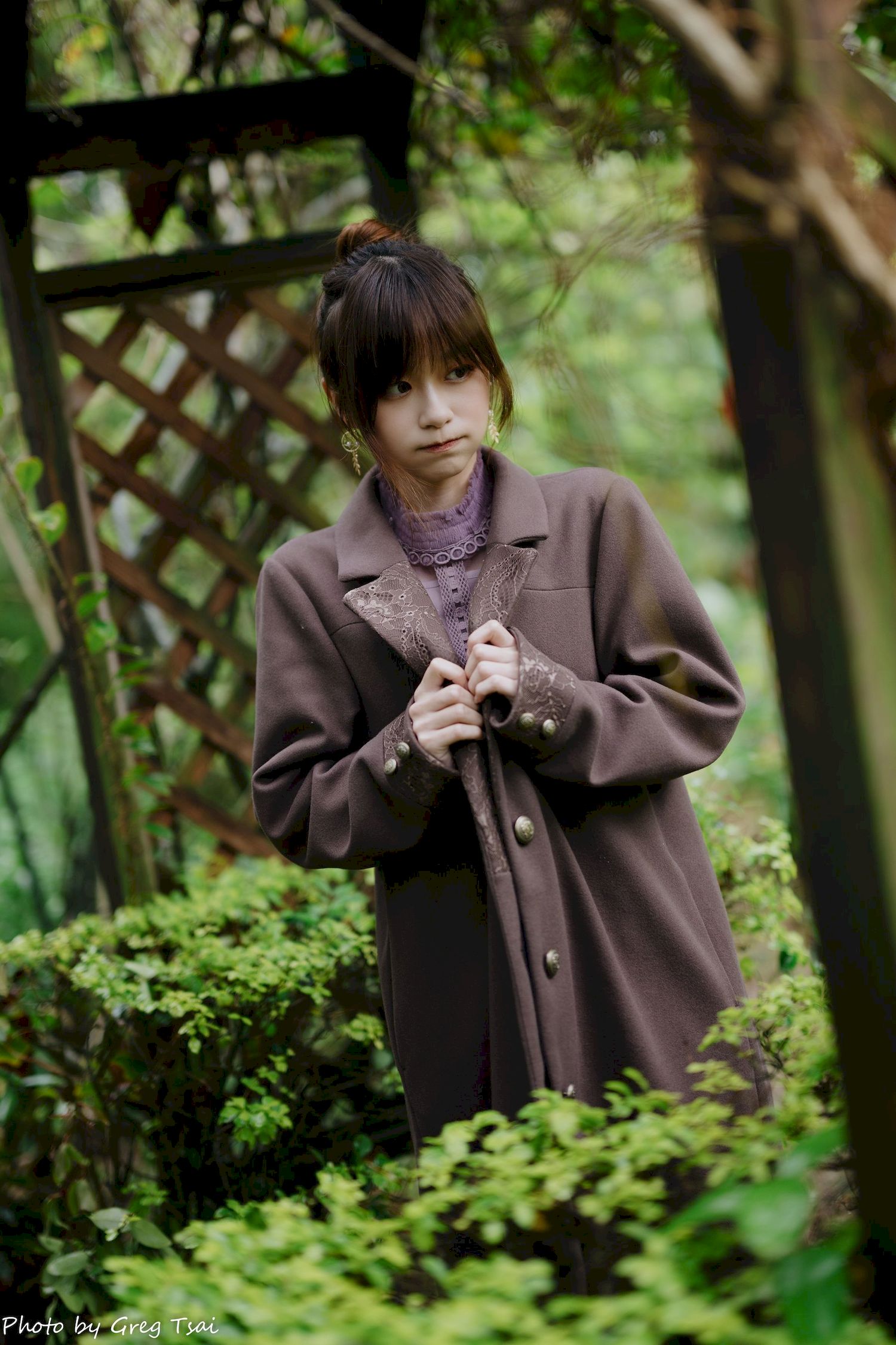 畊畊浅紫色蕾丝上衣花园暖调氛围摄影‌