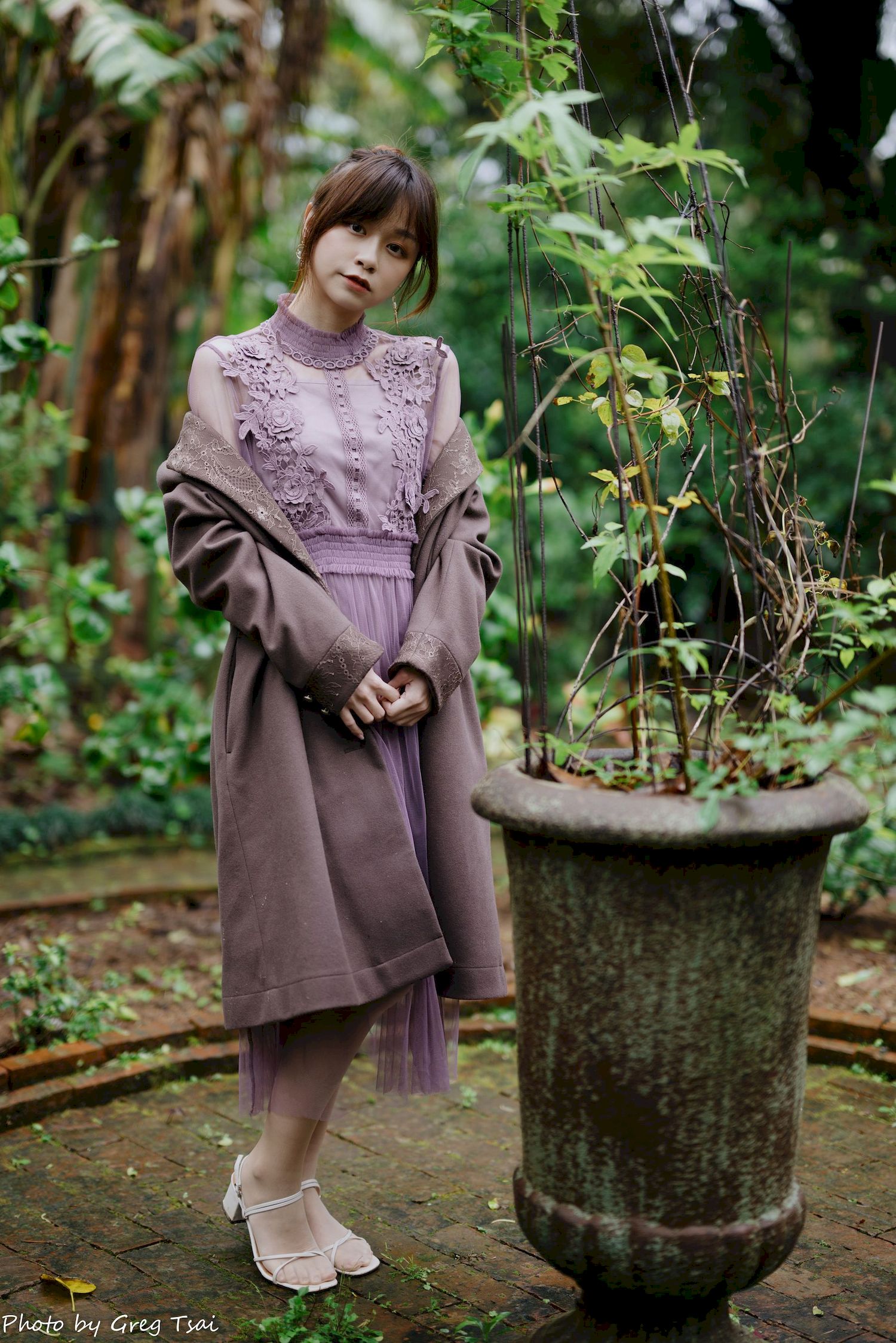 畊畊浅紫色蕾丝上衣花园暖调氛围摄影‌