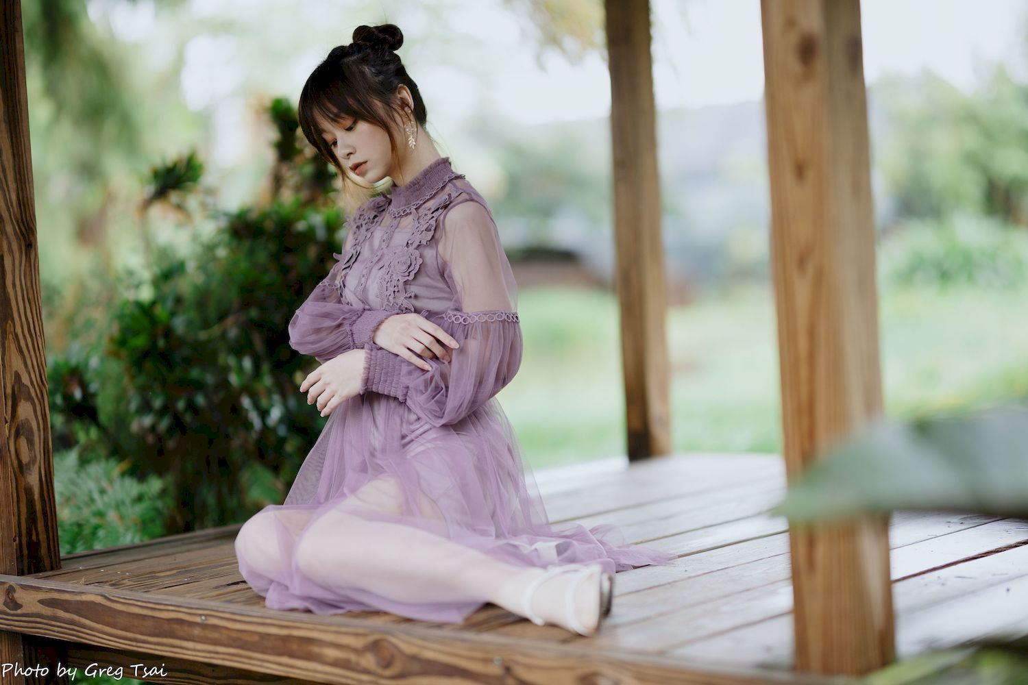 畊畊浅紫色蕾丝上衣花园暖调氛围摄影‌