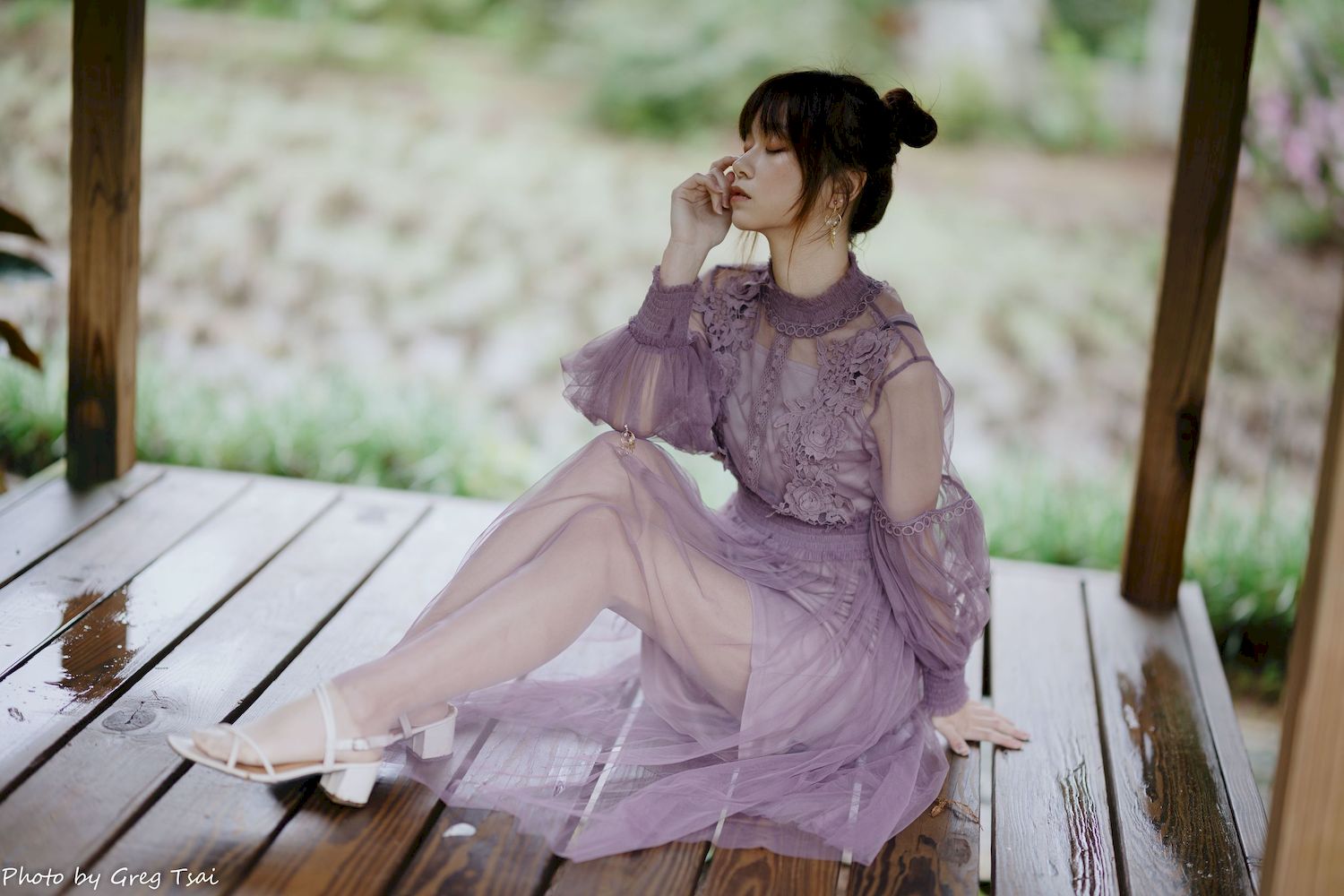 畊畊浅紫色蕾丝上衣花园暖调氛围摄影‌