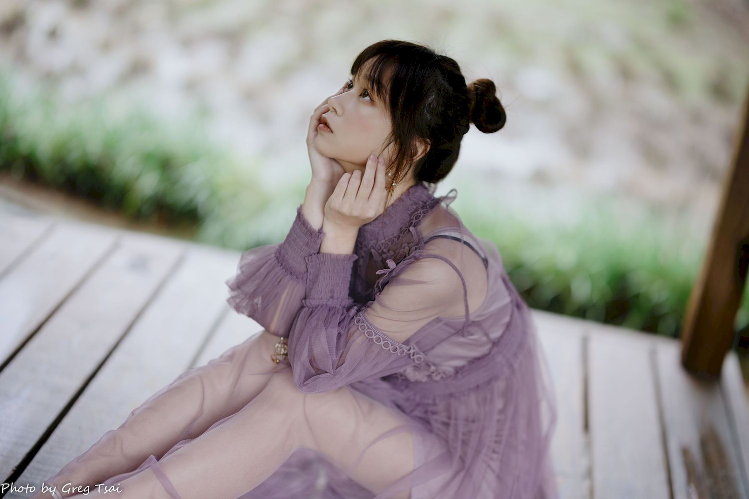 畊畊浅紫色蕾丝上衣花园暖调氛围摄影‌