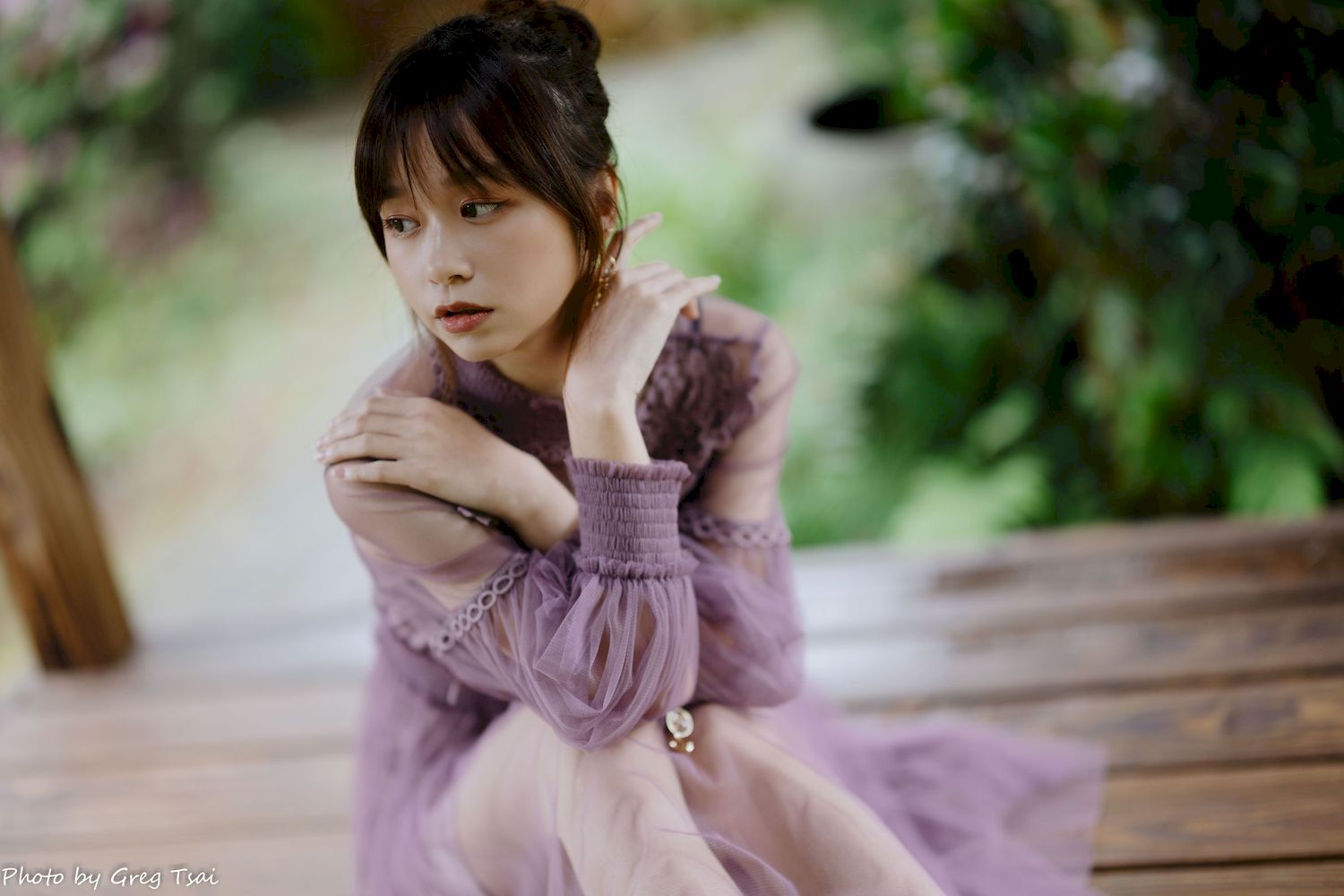 畊畊浅紫色蕾丝上衣花园暖调氛围摄影‌