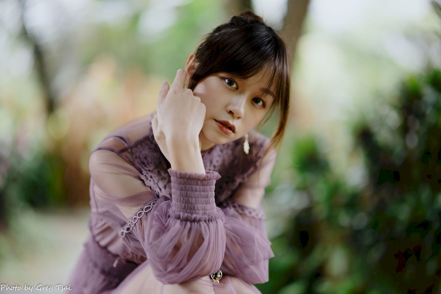 畊畊浅紫色蕾丝上衣花园暖调氛围摄影‌