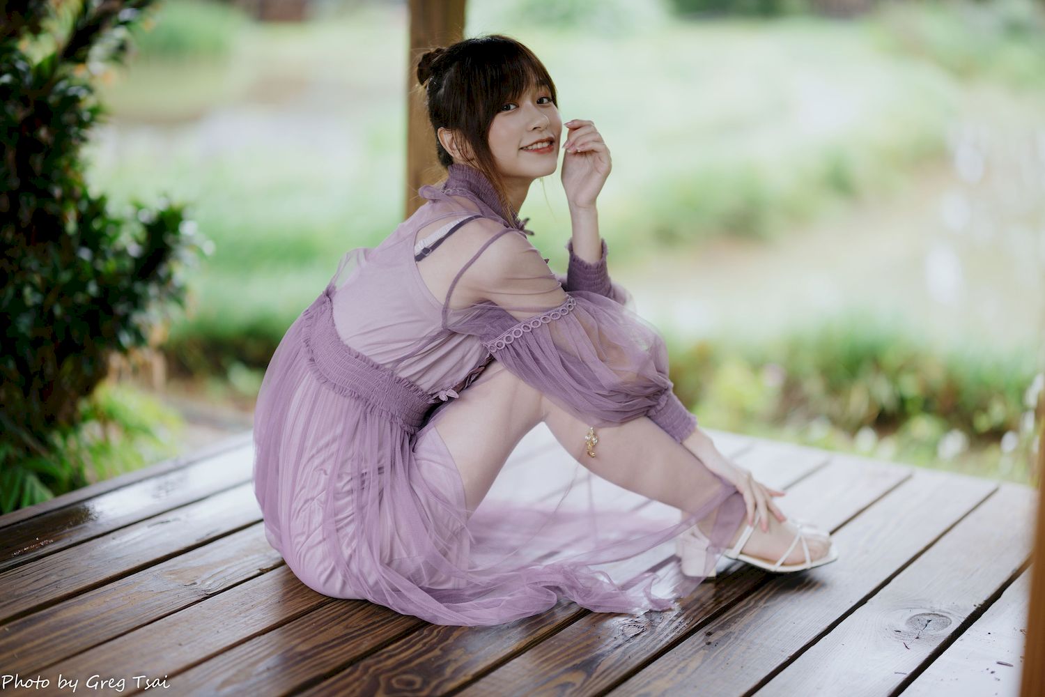 畊畊浅紫色蕾丝上衣花园暖调氛围摄影‌