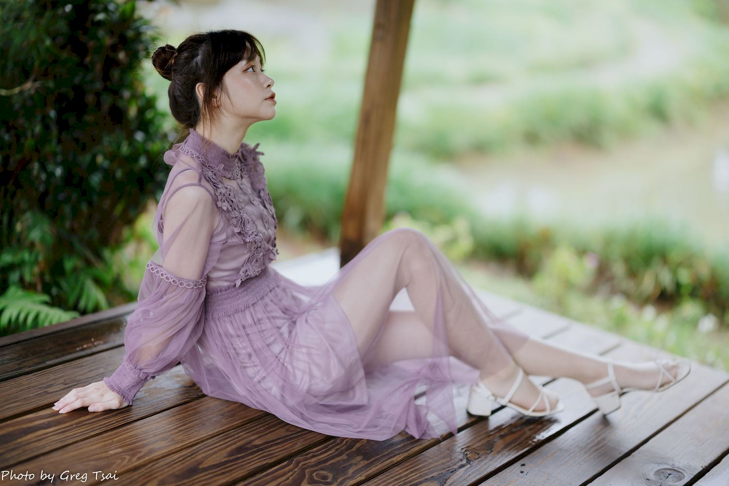 畊畊浅紫色蕾丝上衣花园暖调氛围摄影‌