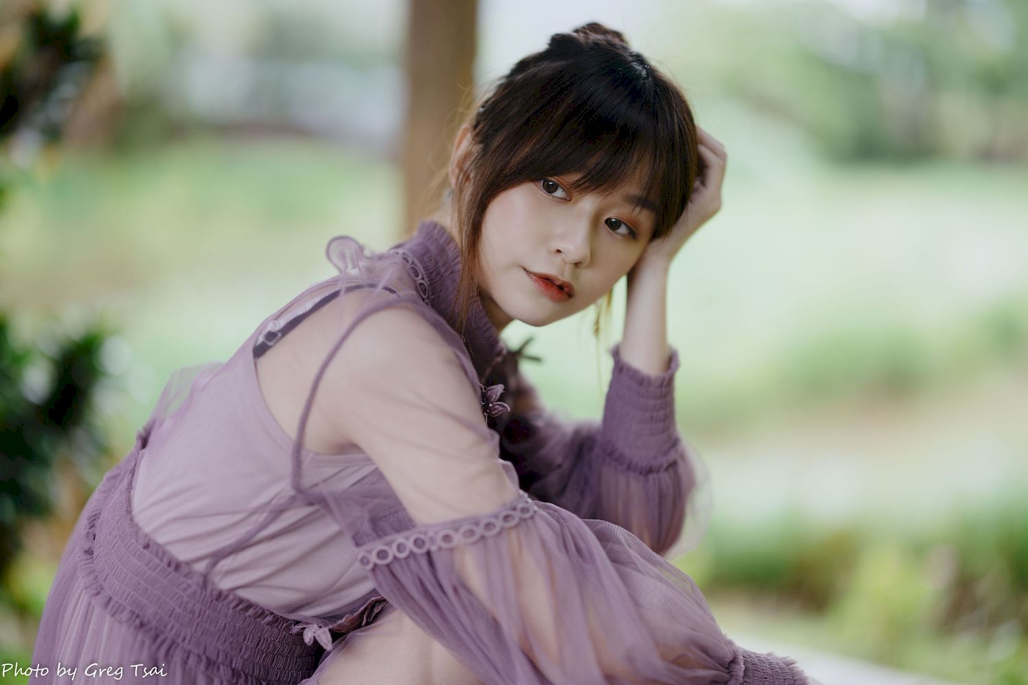 畊畊浅紫色蕾丝上衣花园暖调氛围摄影‌
