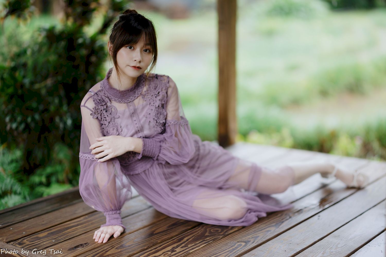 畊畊浅紫色蕾丝上衣花园暖调氛围摄影‌