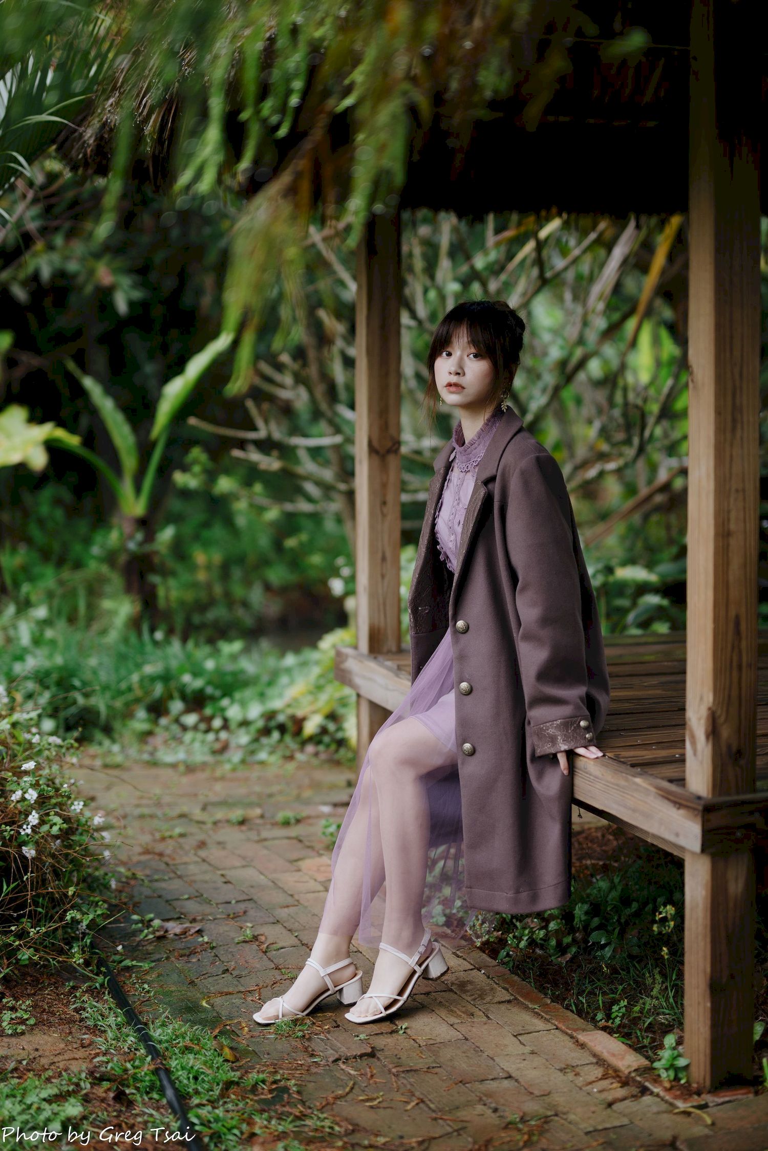 畊畊浅紫色蕾丝上衣花园暖调氛围摄影‌