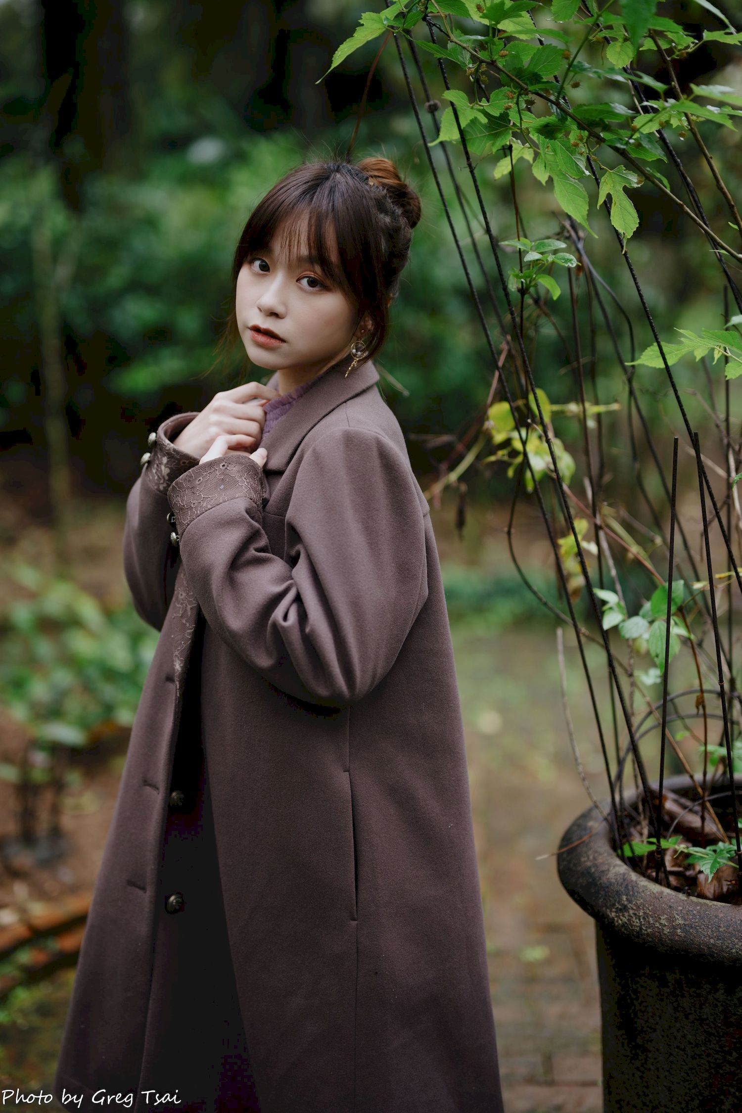 畊畊浅紫色蕾丝上衣花园暖调氛围摄影‌