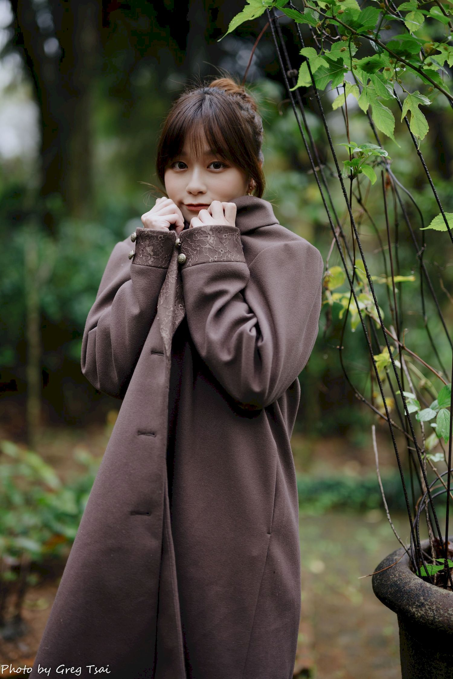 畊畊浅紫色蕾丝上衣花园暖调氛围摄影‌