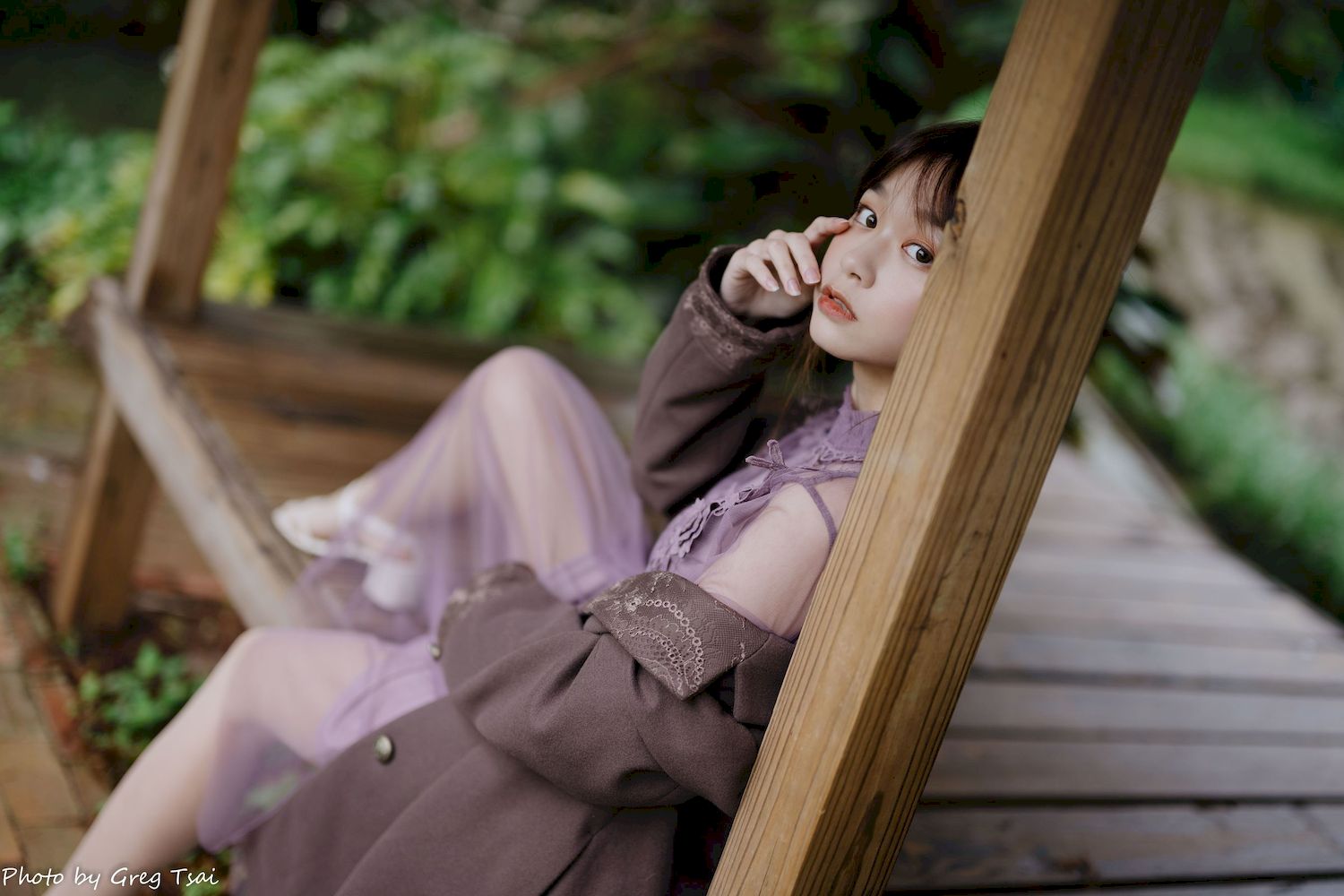 畊畊浅紫色蕾丝上衣花园暖调氛围摄影‌