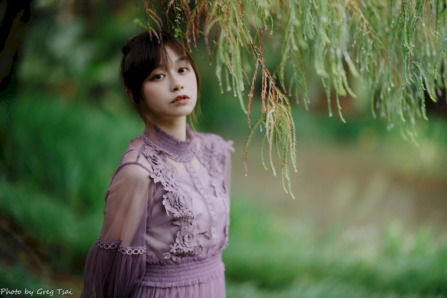 畊畊浅紫色蕾丝上衣花园暖调氛围摄影‌