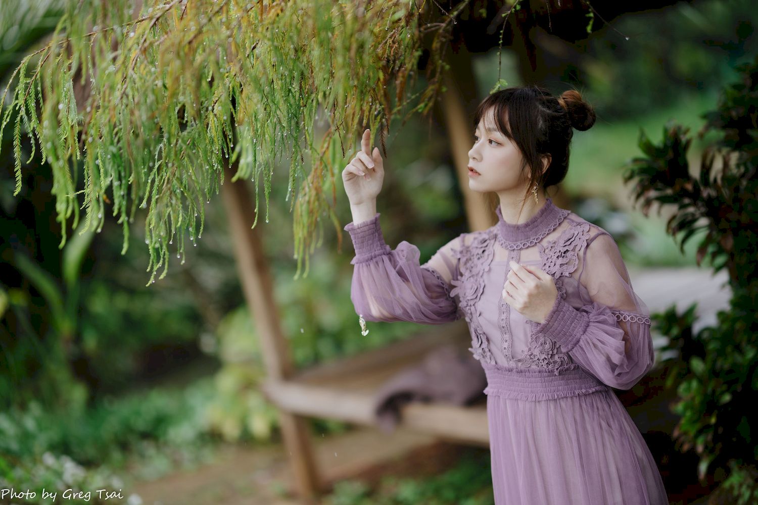 畊畊浅紫色蕾丝上衣花园暖调氛围摄影‌