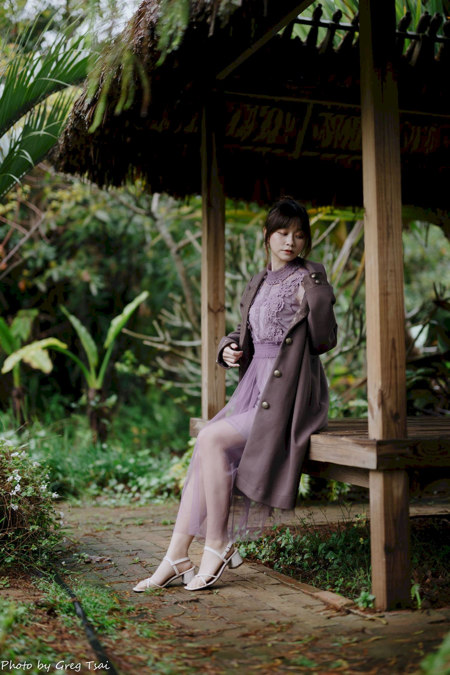 畊畊浅紫色蕾丝上衣花园暖调氛围摄影‌