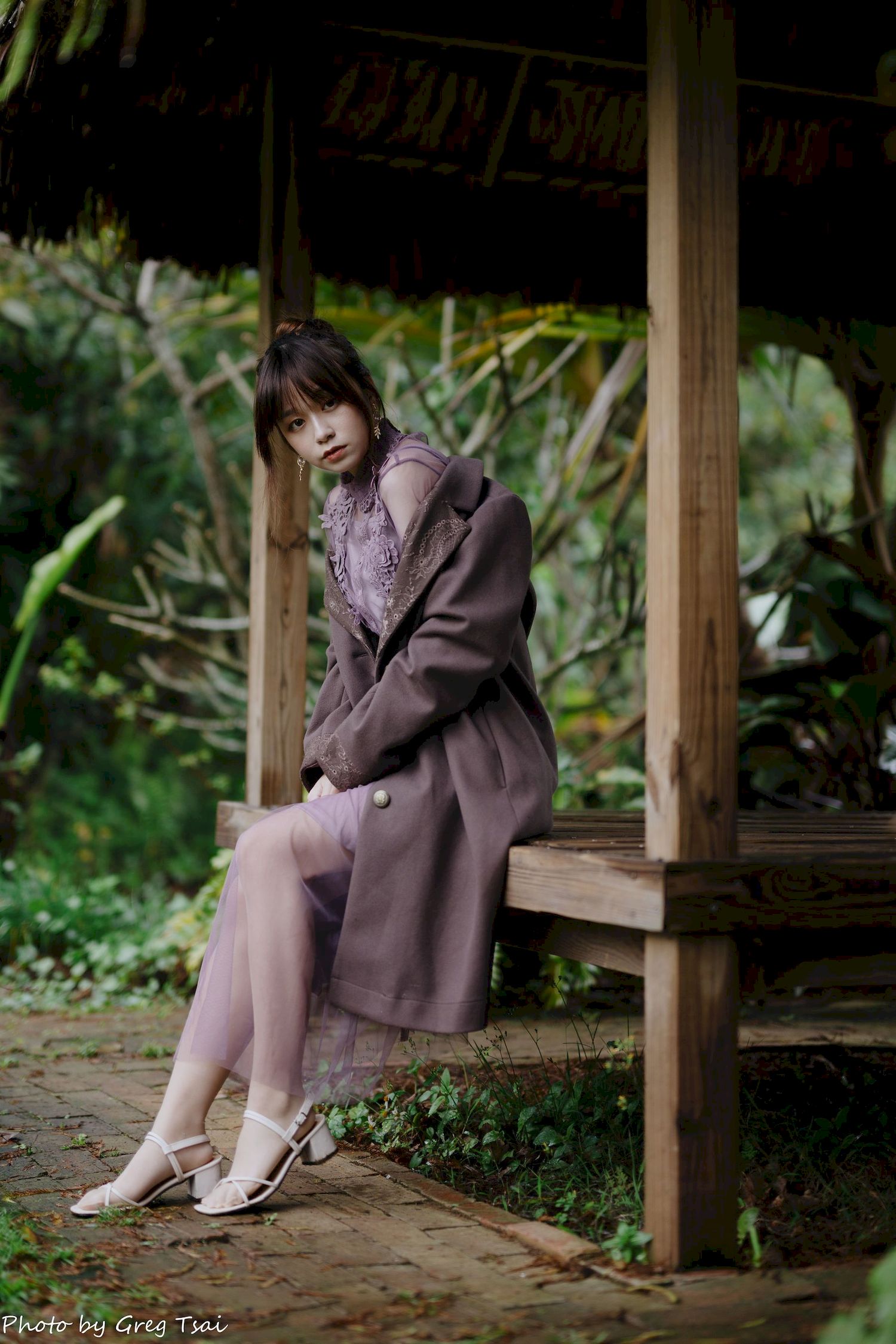 畊畊浅紫色蕾丝上衣花园暖调氛围摄影‌