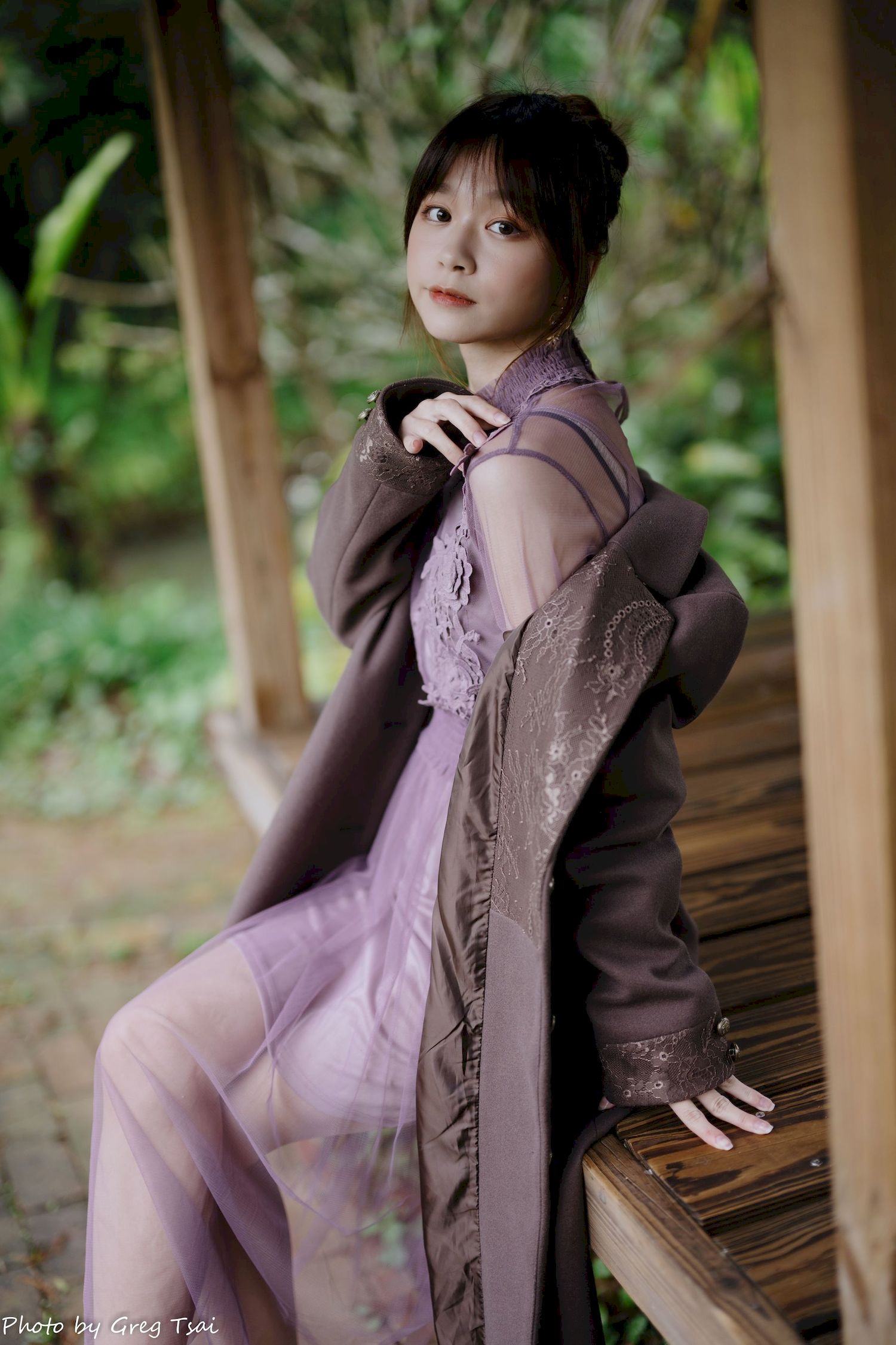 畊畊浅紫色蕾丝上衣花园暖调氛围摄影‌
