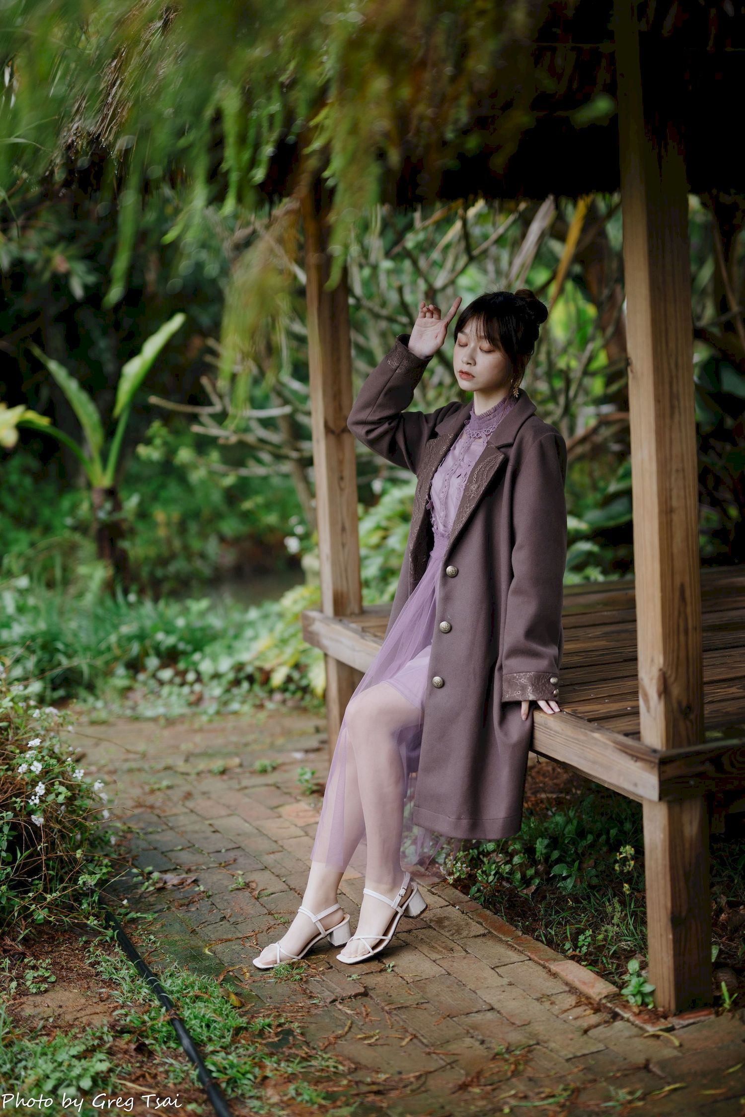 畊畊浅紫色蕾丝上衣花园暖调氛围摄影‌