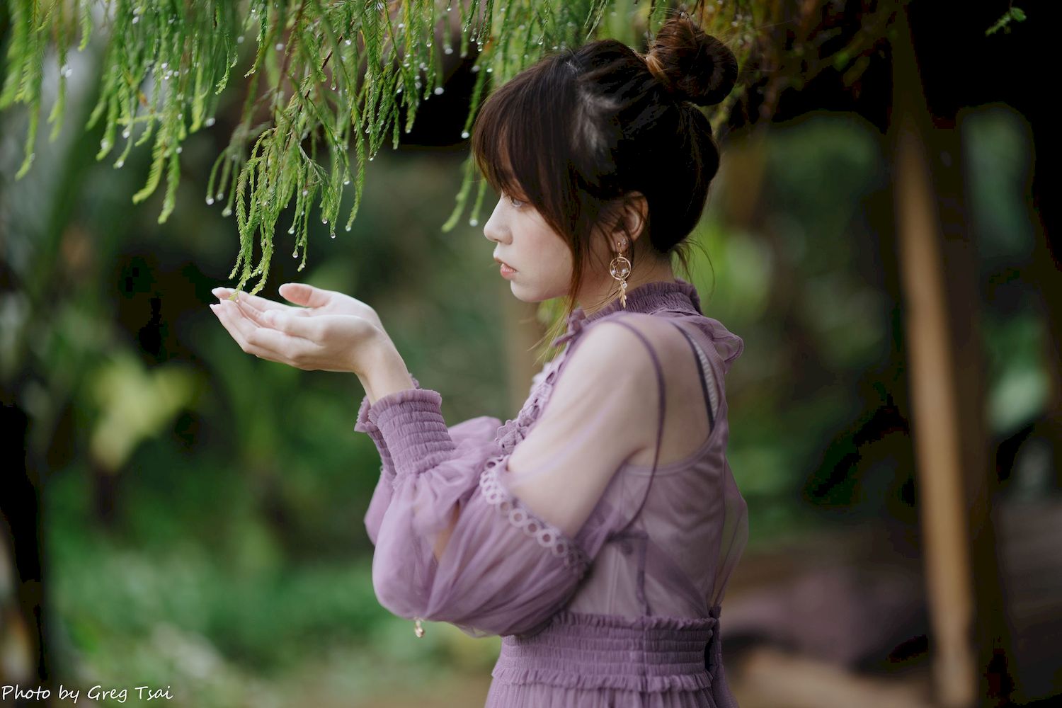 畊畊浅紫色蕾丝上衣花园暖调氛围摄影‌