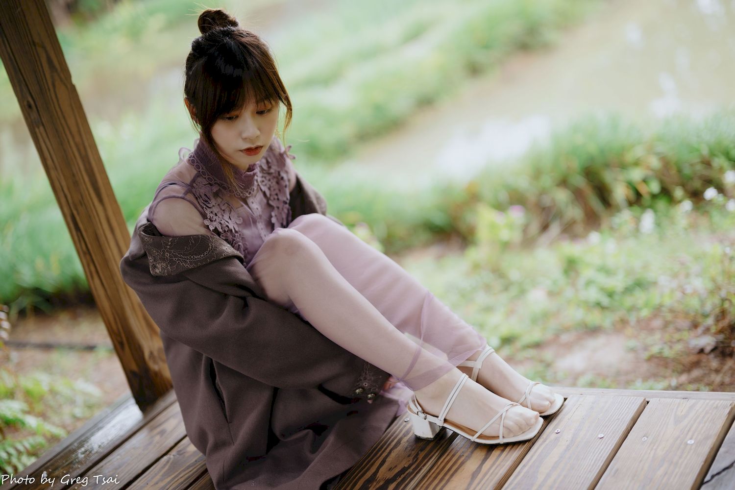 畊畊浅紫色蕾丝上衣花园暖调氛围摄影‌