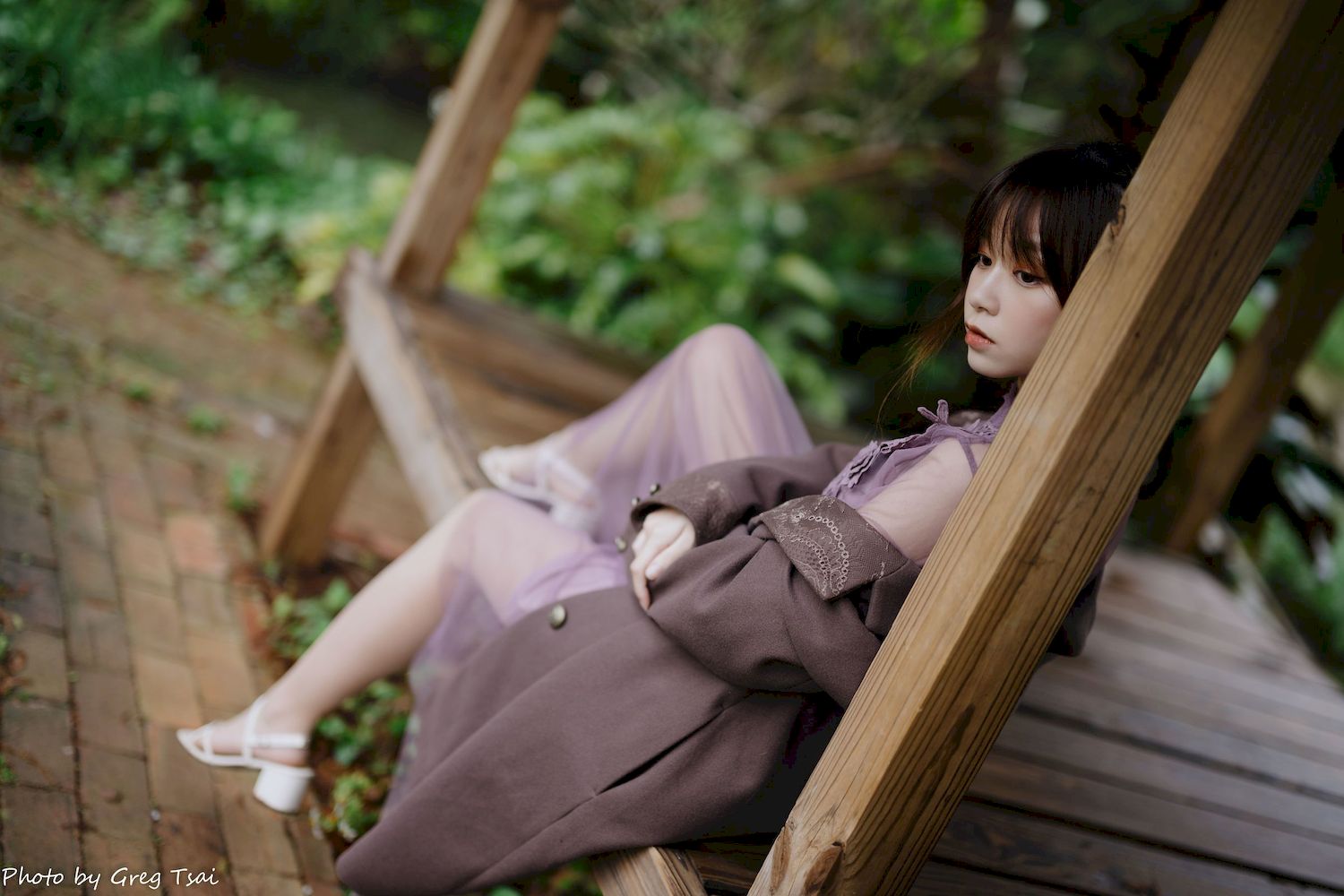 畊畊浅紫色蕾丝上衣花园暖调氛围摄影‌