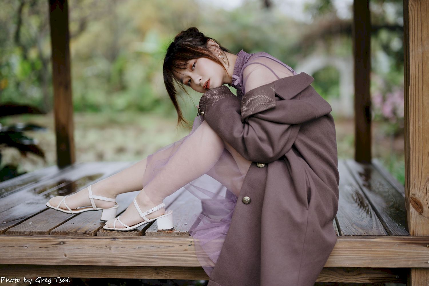 畊畊浅紫色蕾丝上衣花园暖调氛围摄影‌