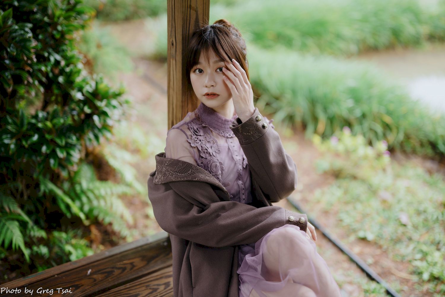 畊畊浅紫色蕾丝上衣花园暖调氛围摄影‌