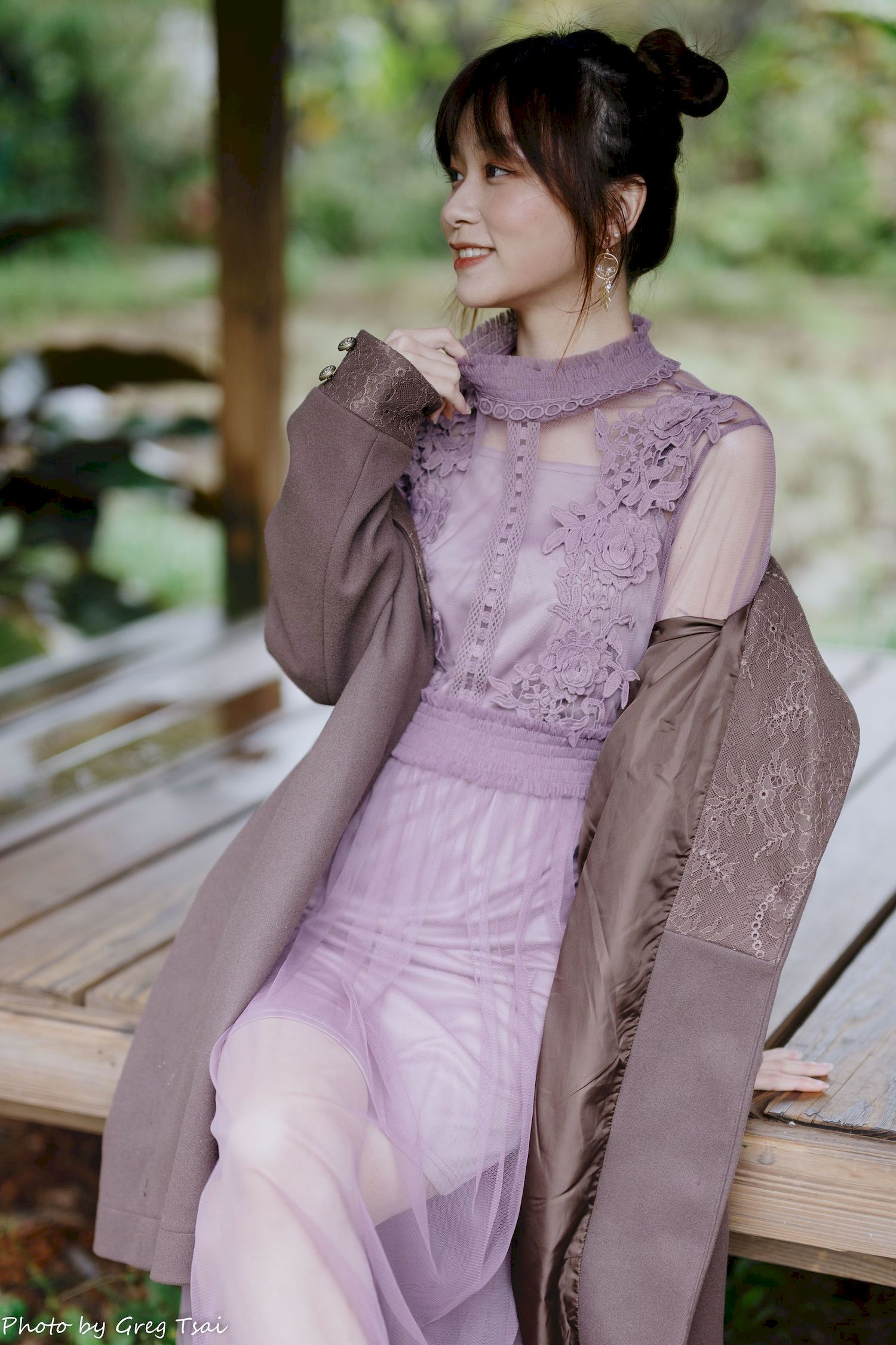 畊畊浅紫色蕾丝上衣花园暖调氛围摄影‌