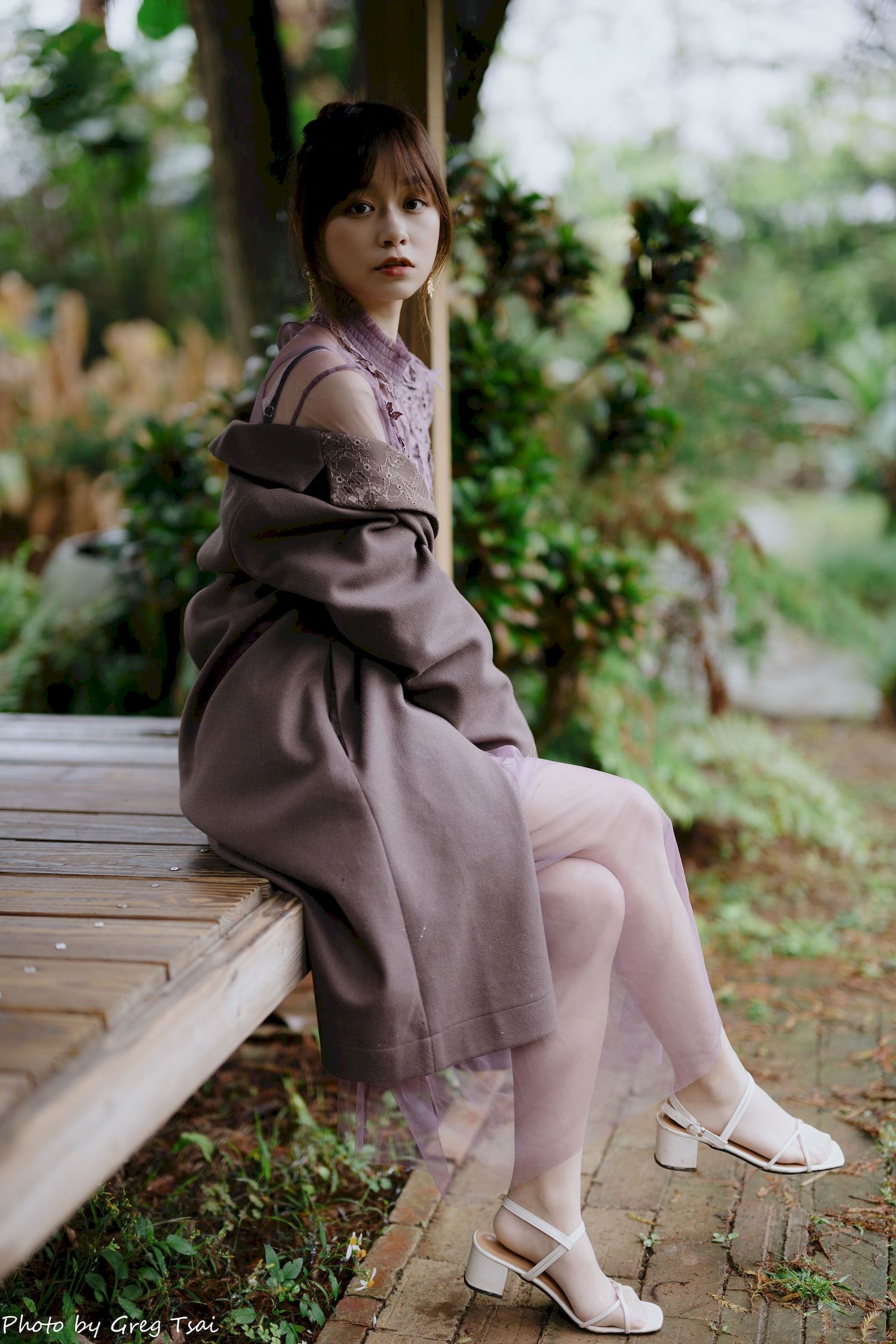 畊畊浅紫色蕾丝上衣花园暖调氛围摄影‌