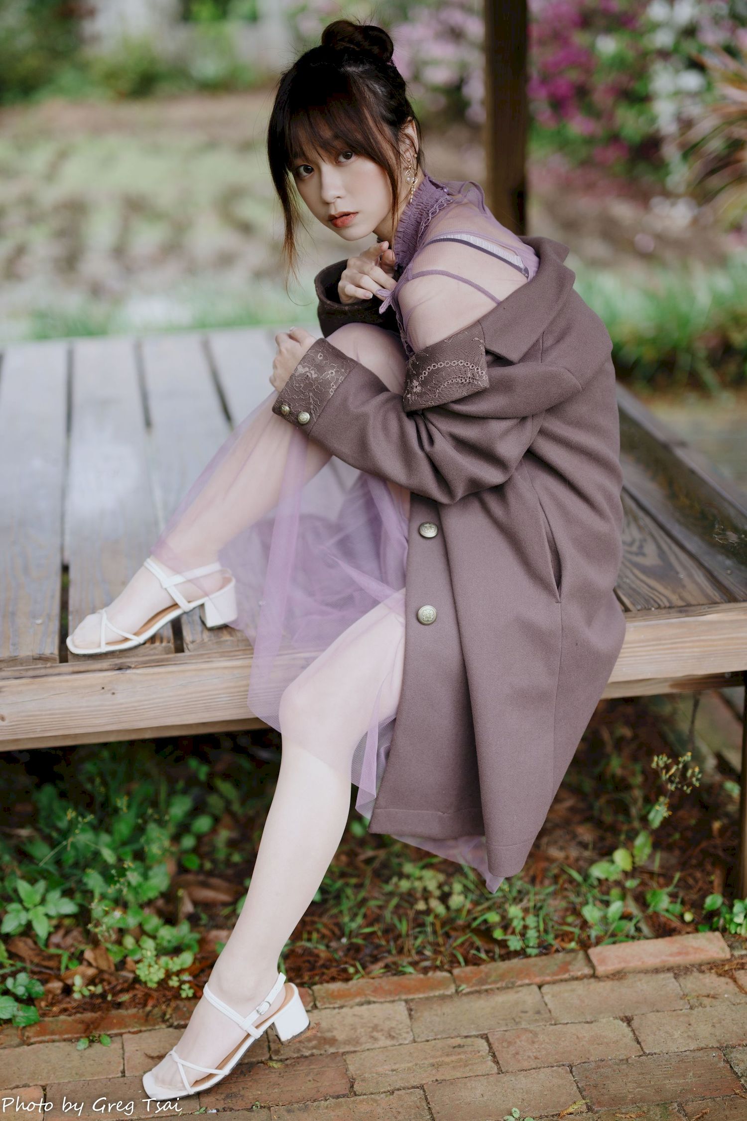 畊畊浅紫色蕾丝上衣花园暖调氛围摄影‌