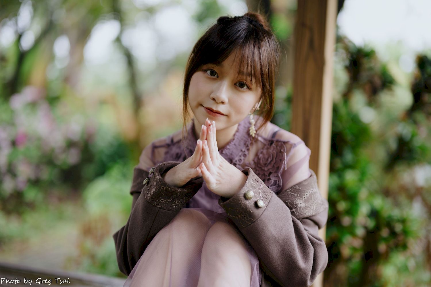 畊畊浅紫色蕾丝上衣花园暖调氛围摄影‌