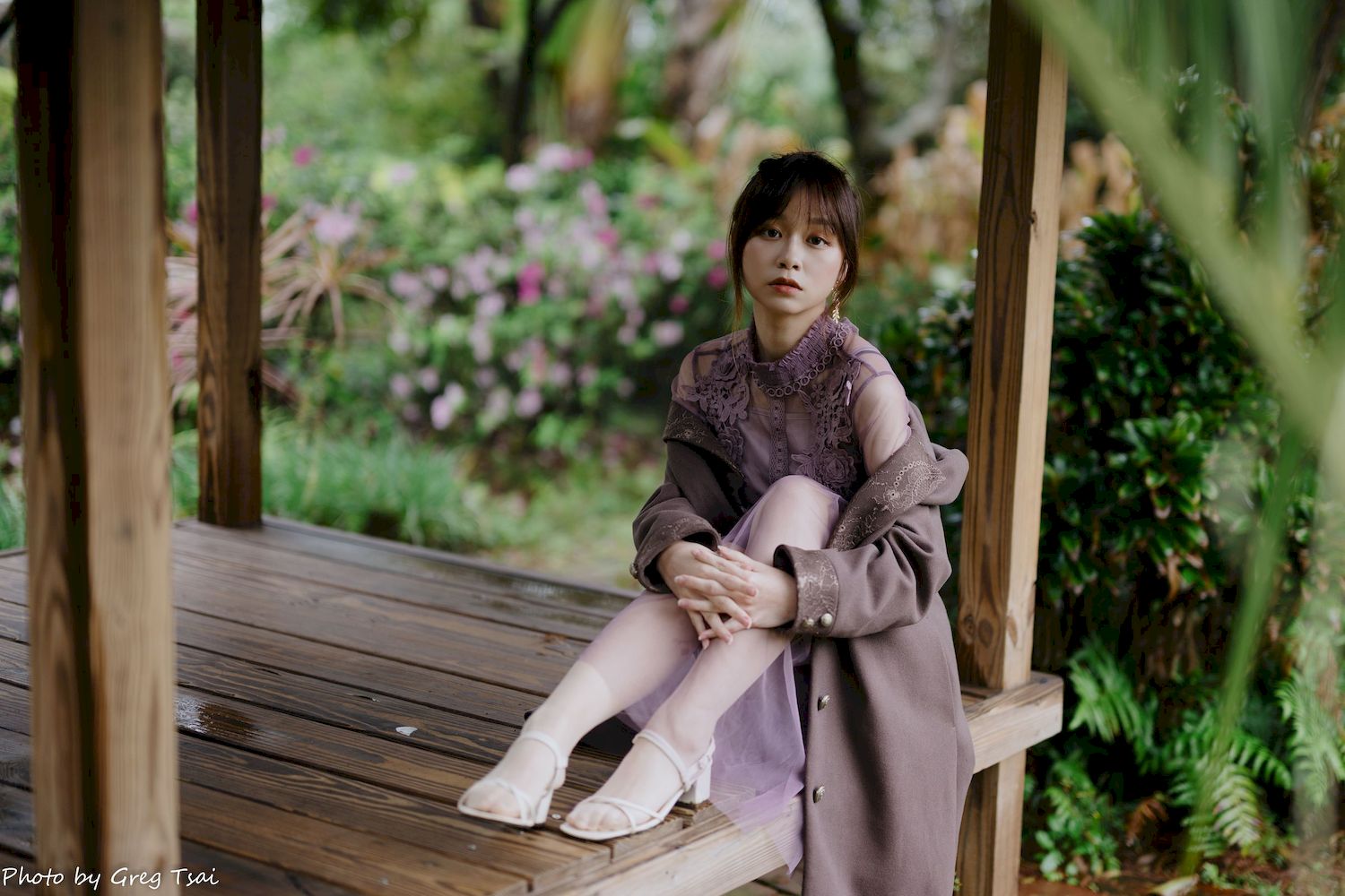 畊畊浅紫色蕾丝上衣花园暖调氛围摄影‌